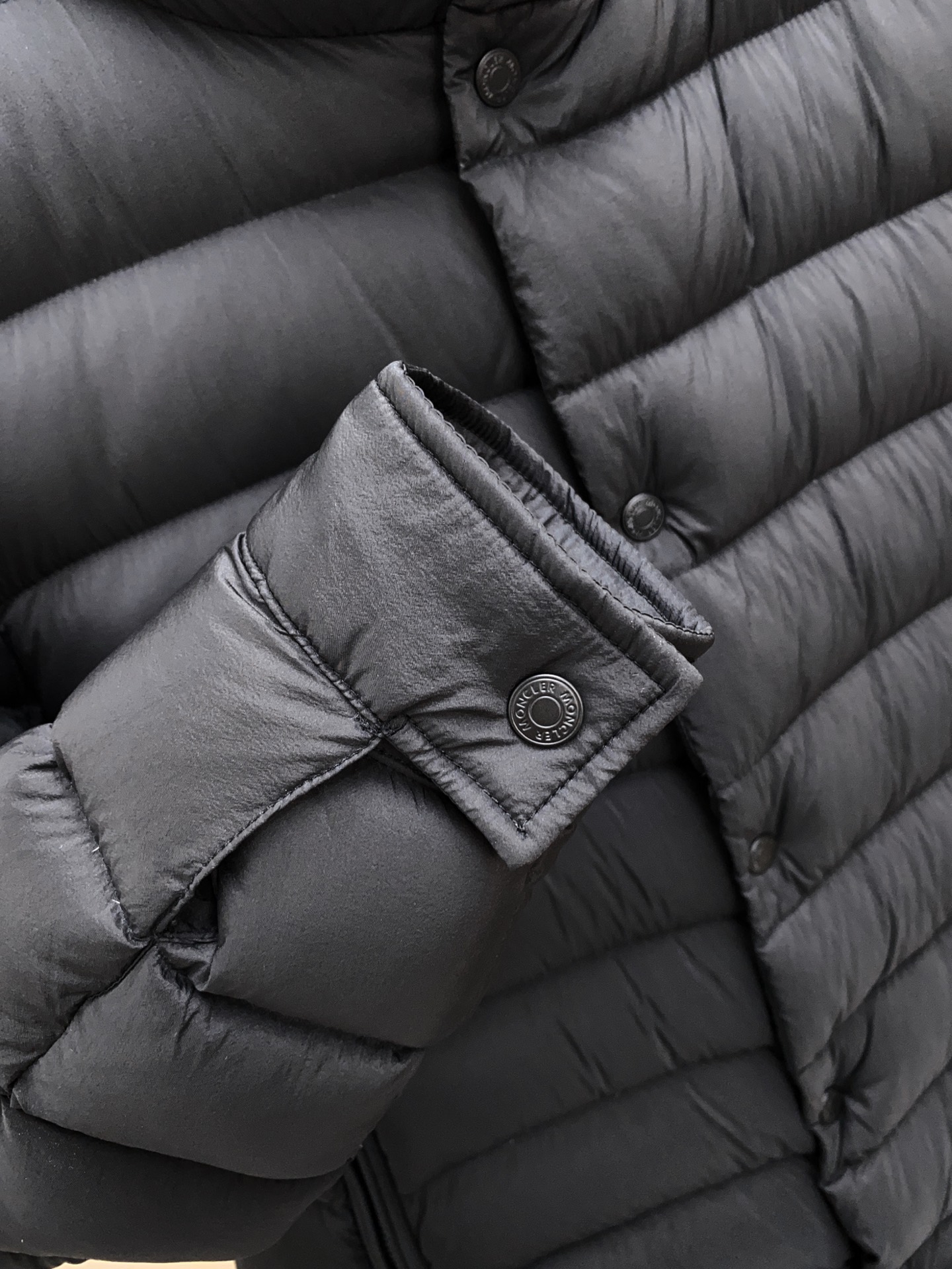 高品质新品Moncler25FW推出的这款立领短款羽绒服完美融合了时尚与功能。设计师从机车夹克的硬朗线条