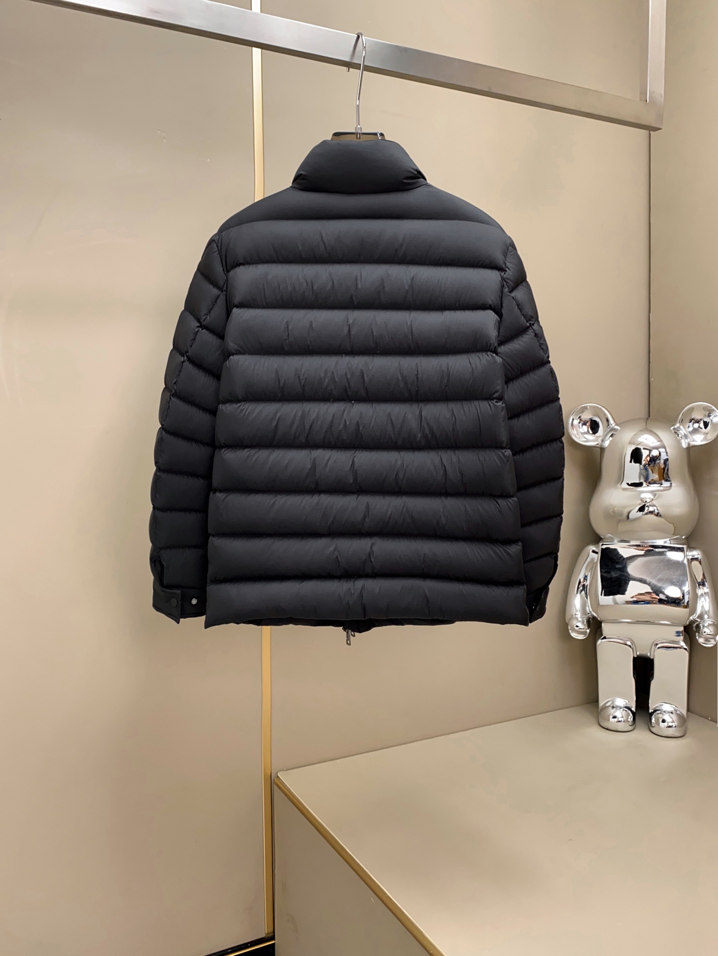 高品质新品Moncler25FW推出的这款立领短款羽绒服完美融合了时尚与功能。设计师从机车夹克的硬朗线条