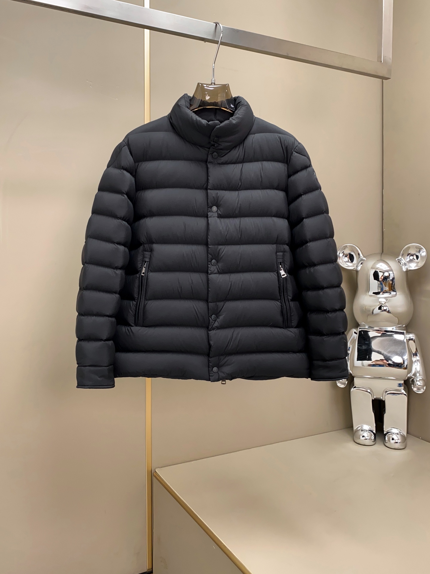 高品质新品Moncler25FW推出的这款立领短款羽绒服完美融合了时尚与功能。设计师从机车夹克的硬朗线条
