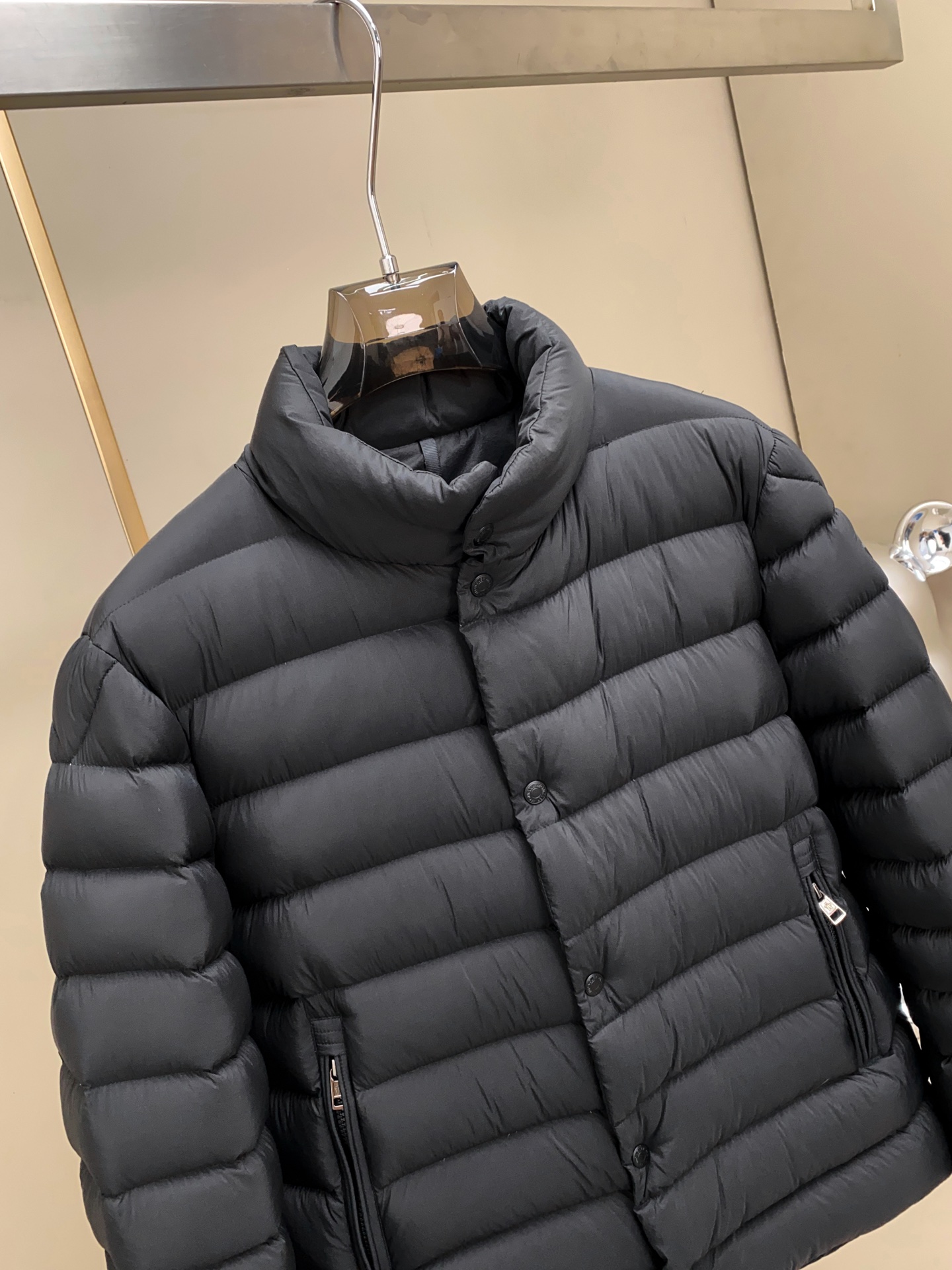 高品质新品Moncler25FW推出的这款立领短款羽绒服完美融合了时尚与功能。设计师从机车夹克的硬朗线条