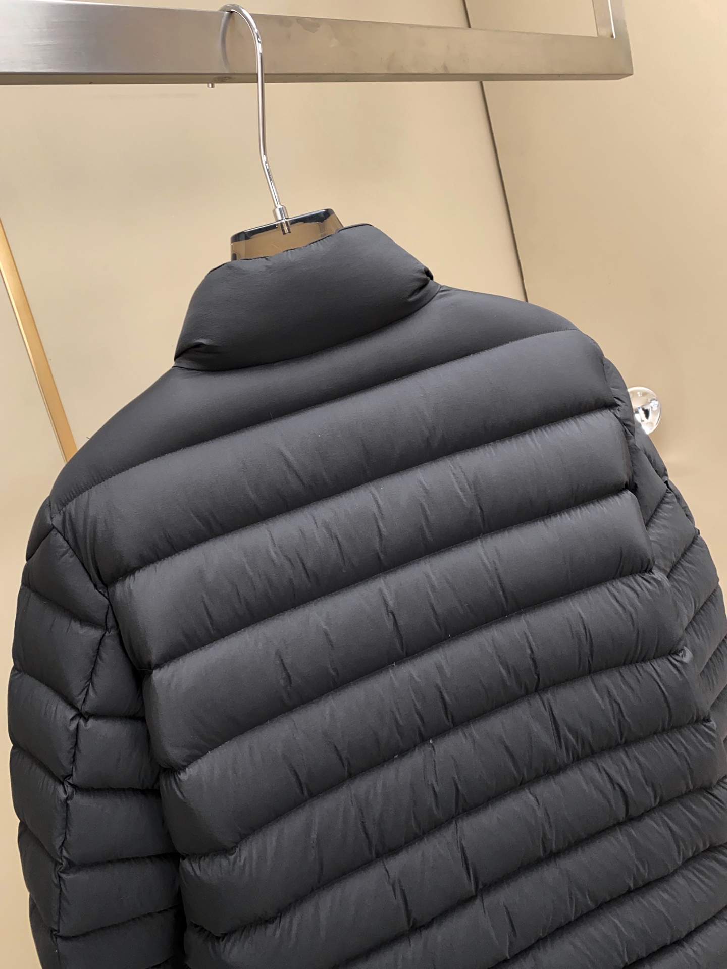 高品质新品Moncler25FW推出的这款立领短款羽绒服完美融合了时尚与功能。设计师从机车夹克的硬朗线条