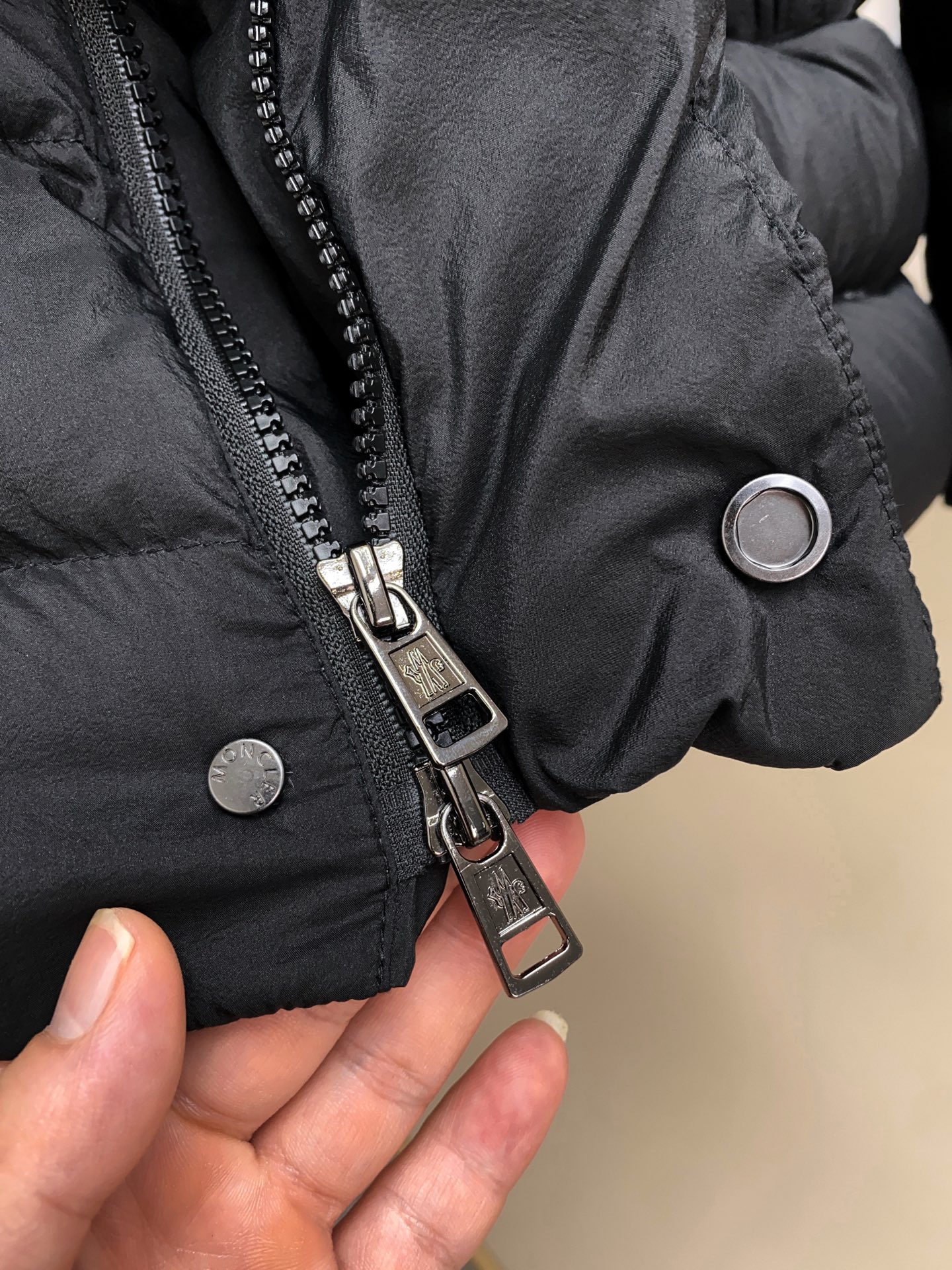 高品质新品Moncler25FW推出的这款立领短款羽绒服完美融合了时尚与功能。设计师从机车夹克的硬朗线条