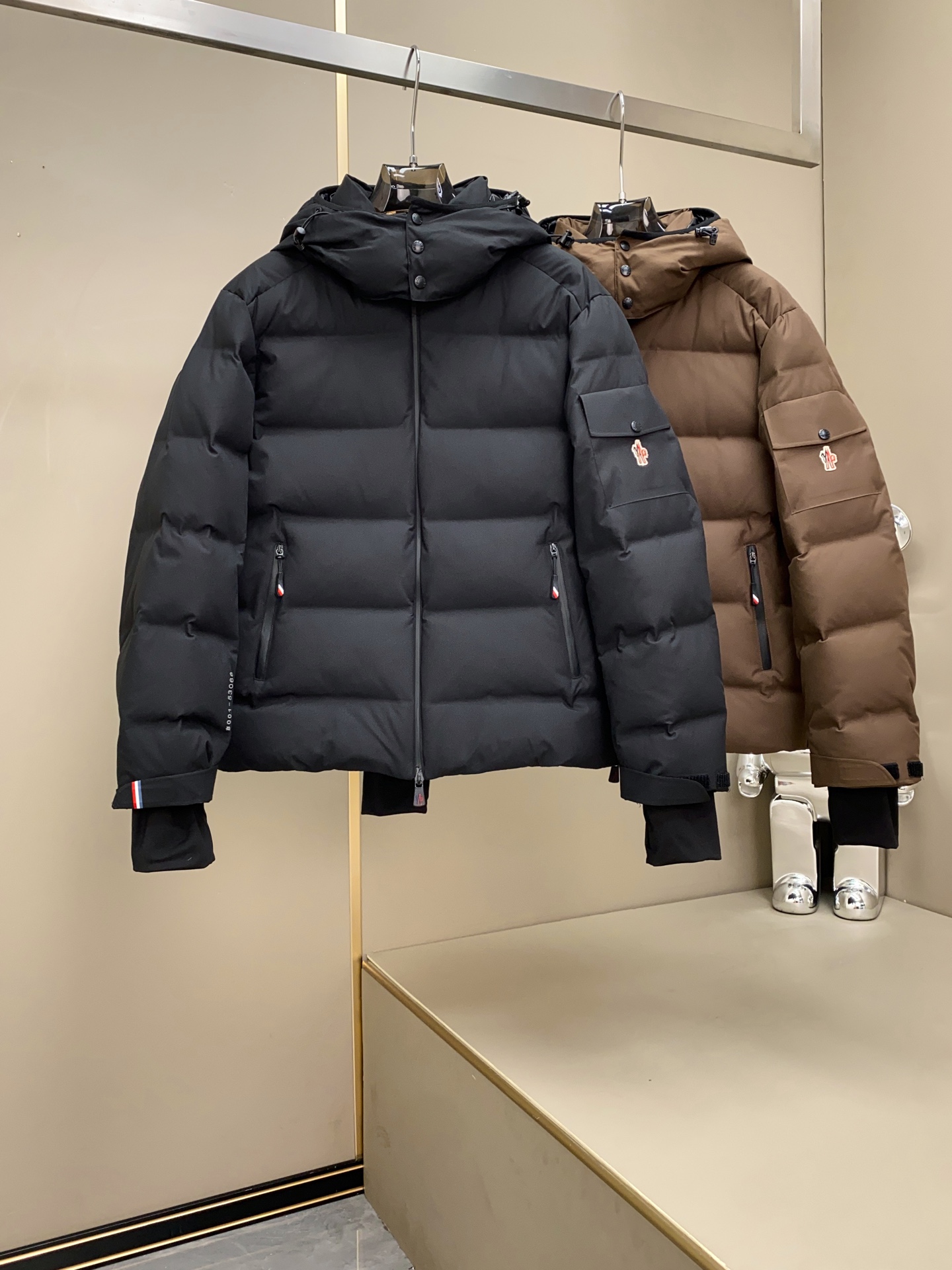 MONCLER蒙口男士可拆卸连帽机能风羽绒服 外层甄选高密防风防水面料，经专业工艺锻造，抗风御雨性能卓越