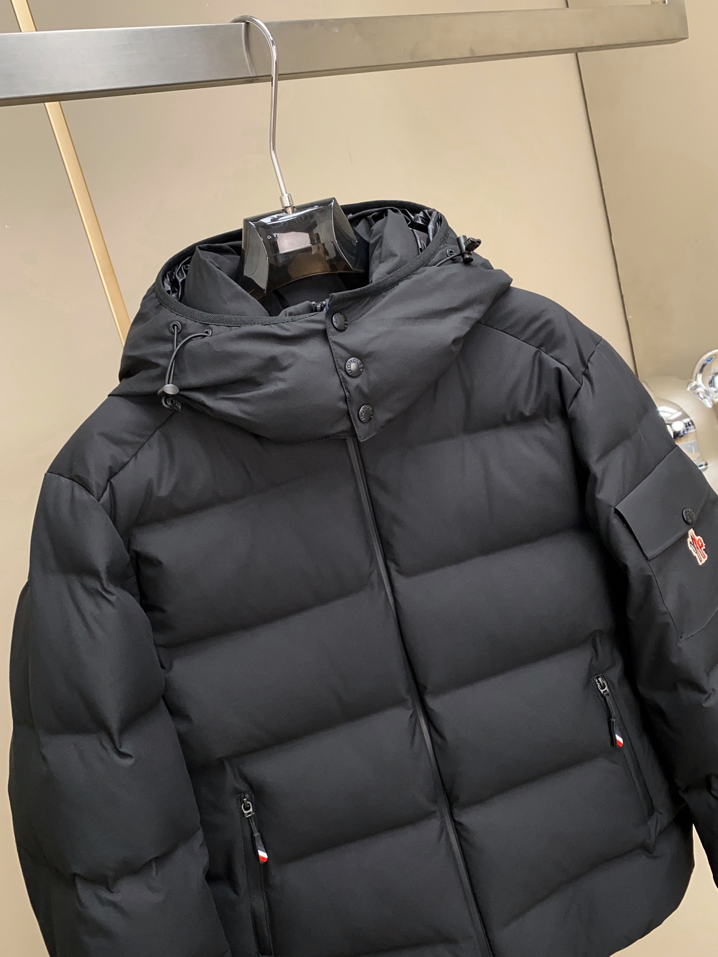 MONCLER蒙口男士可拆卸连帽机能风羽绒服 外层甄选高密防风防水面料，经专业工艺锻造，抗风御雨性能卓越