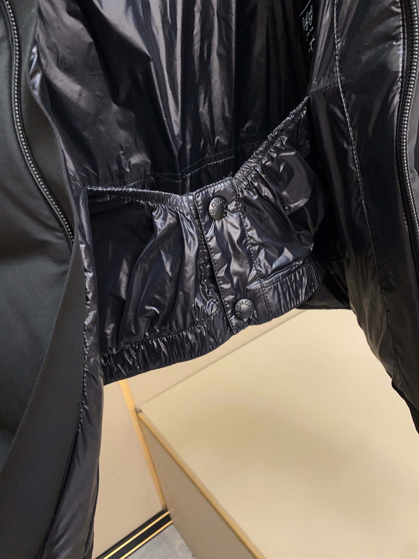 MONCLER蒙口男士可拆卸连帽机能风羽绒服 外层甄选高密防风防水面料，经专业工艺锻造，抗风御雨性能卓越