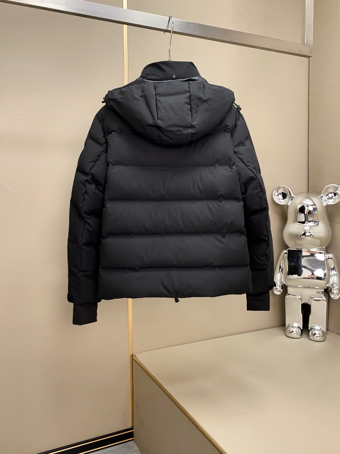 MONCLER蒙口男士可拆卸连帽机能风羽绒服 外层甄选高密防风防水面料，经专业工艺锻造，抗风御雨性能卓越