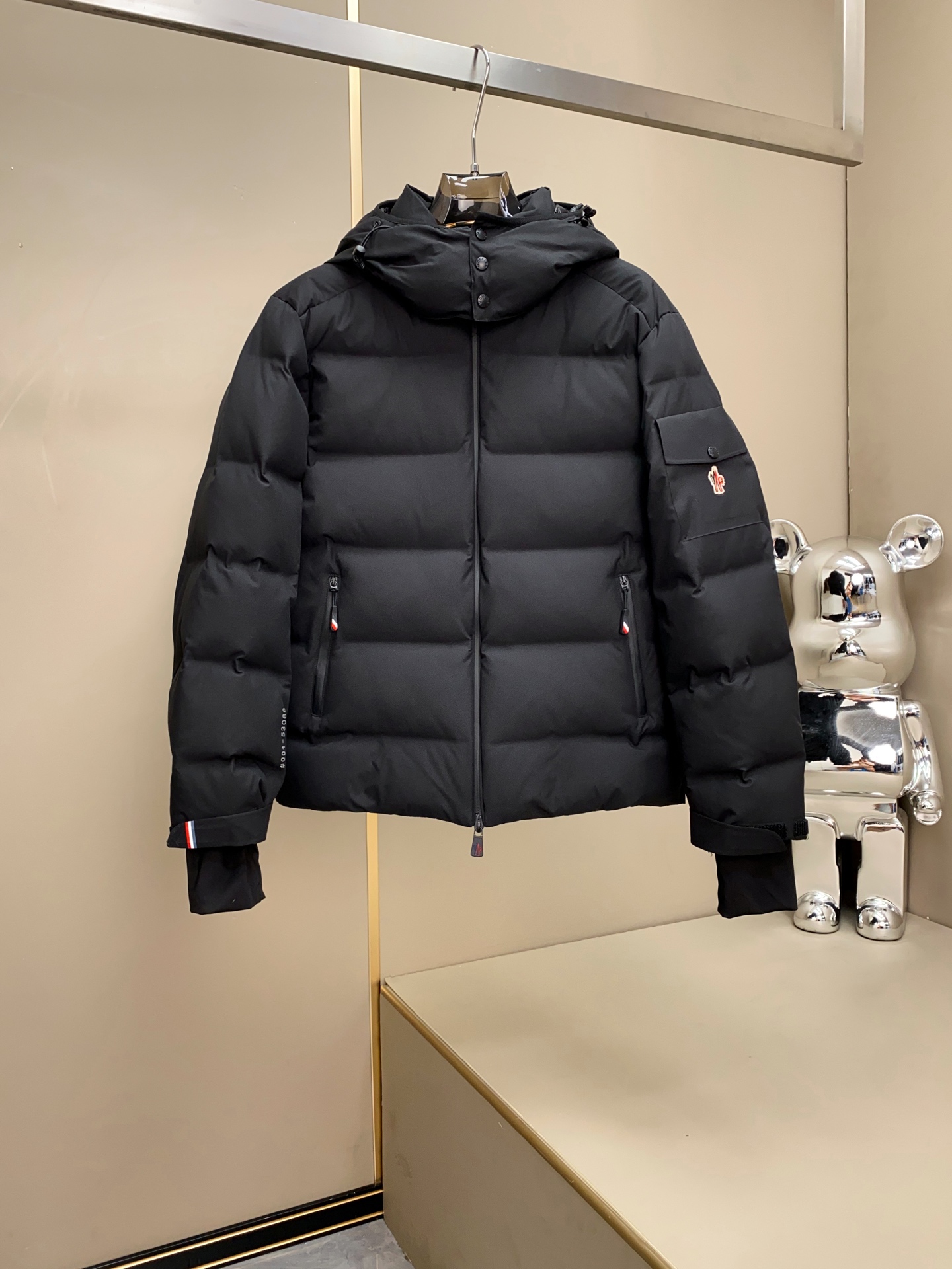 MONCLER蒙口男士可拆卸连帽机能风羽绒服 外层甄选高密防风防水面料，经专业工艺锻造，抗风御雨性能卓越