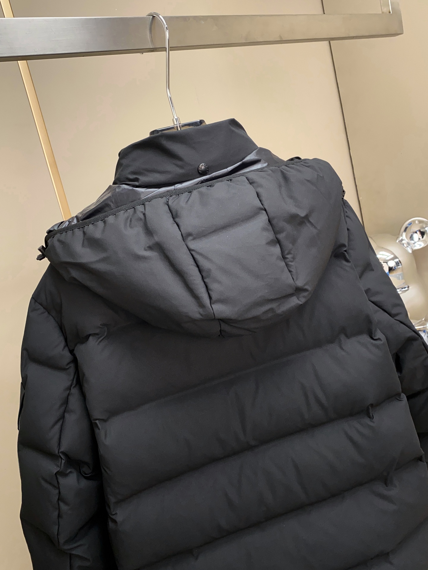 MONCLER蒙口男士可拆卸连帽机能风羽绒服 外层甄选高密防风防水面料，经专业工艺锻造，抗风御雨性能卓越