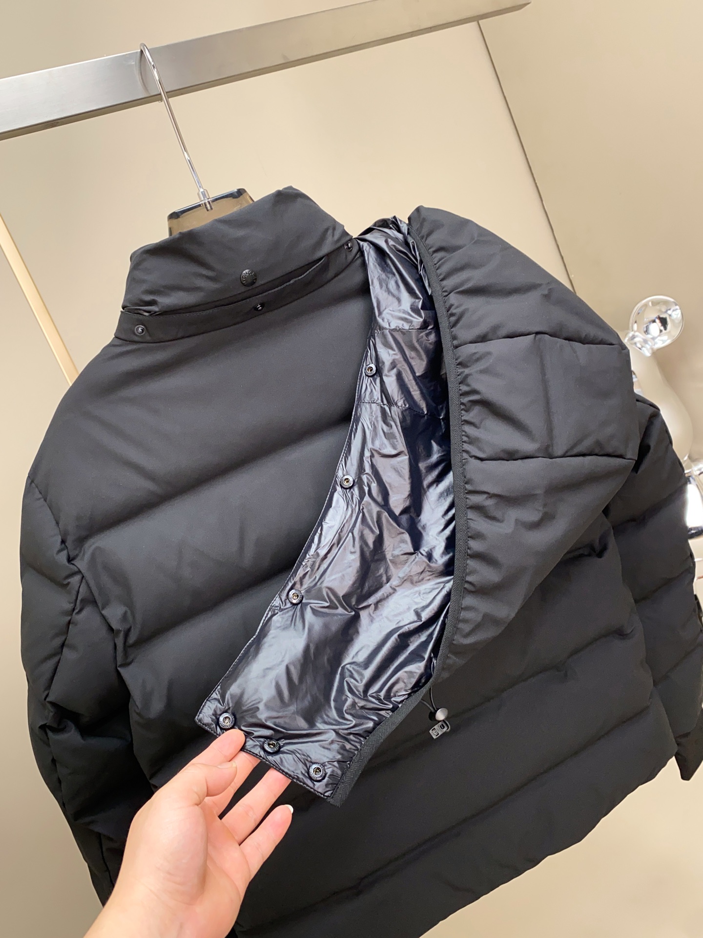 MONCLER蒙口男士可拆卸连帽机能风羽绒服 外层甄选高密防风防水面料，经专业工艺锻造，抗风御雨性能卓越