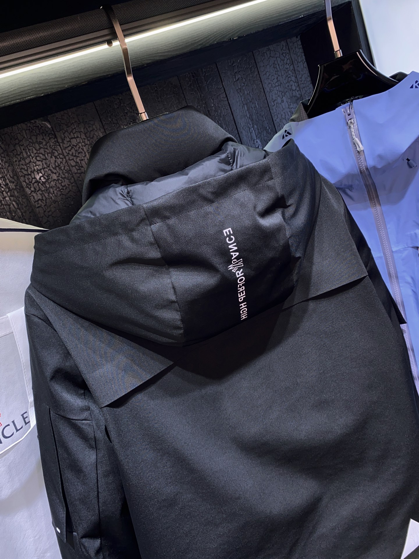 MON 秋冬新款高密度Gore-Tex材质户外连帽立领派克羽绒服夹克外套！来自秋冬季具关注度的设计师合作