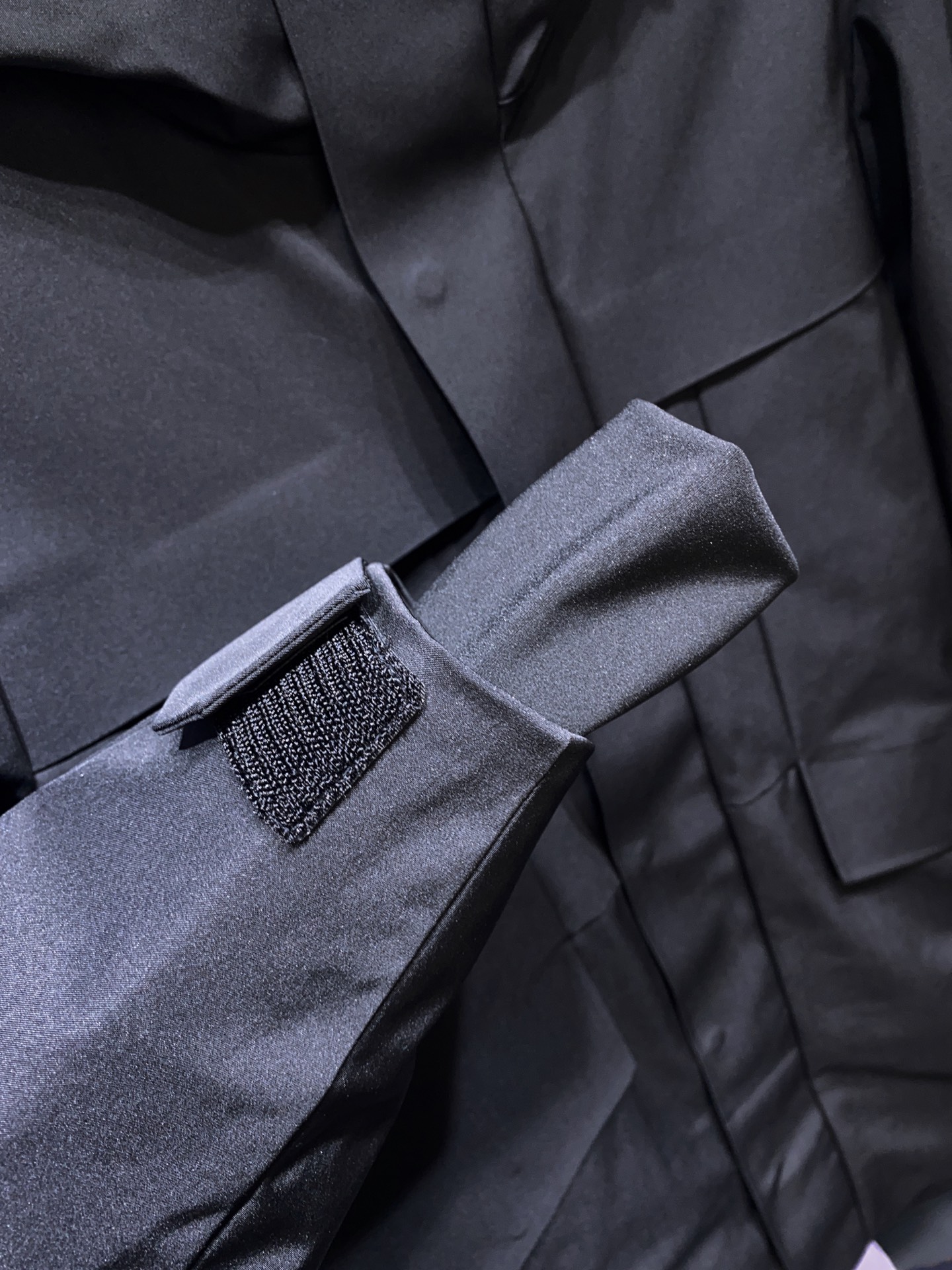 25FW秋冬Bur 户外系列专属标识羽绒服 中长款、亮眼的色泽搭配加上精工裁剪的造型让廓型感更为称心如意