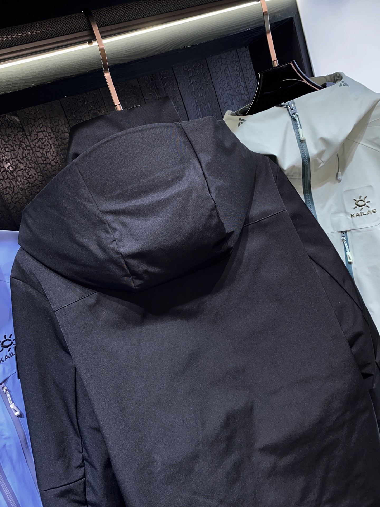 25FW秋冬Bur 户外系列专属标识羽绒服 中长款、亮眼的色泽搭配加上精工裁剪的造型让廓型感更为称心如意