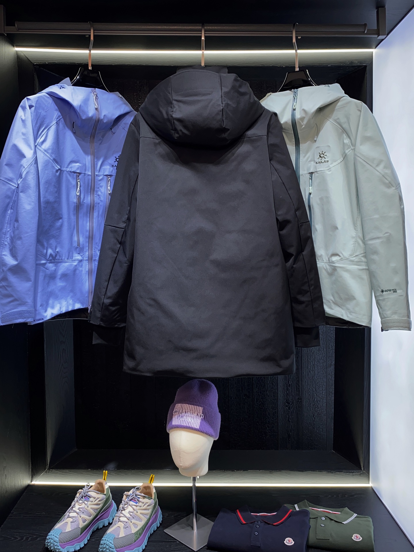 25FW秋冬Bur 户外系列专属标识羽绒服 中长款、亮眼的色泽搭配加上精工裁剪的造型让廓型感更为称心如意