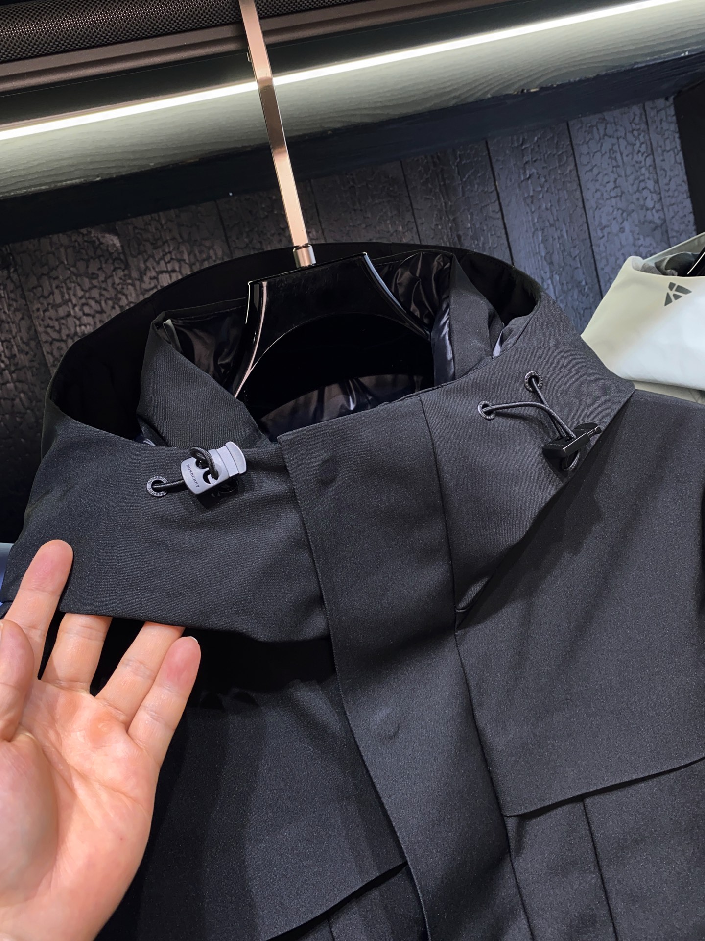 25FW秋冬Bur 户外系列专属标识羽绒服 中长款、亮眼的色泽搭配加上精工裁剪的造型让廓型感更为称心如意