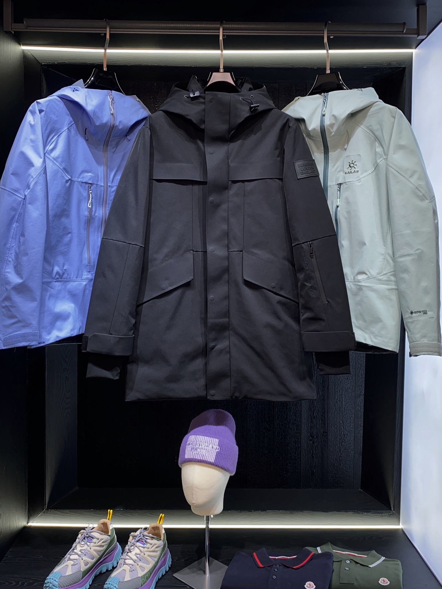 25FW秋冬Bur 户外系列专属标识羽绒服 中长款、亮眼的色泽搭配加上精工裁剪的造型让廓型感更为称心如意