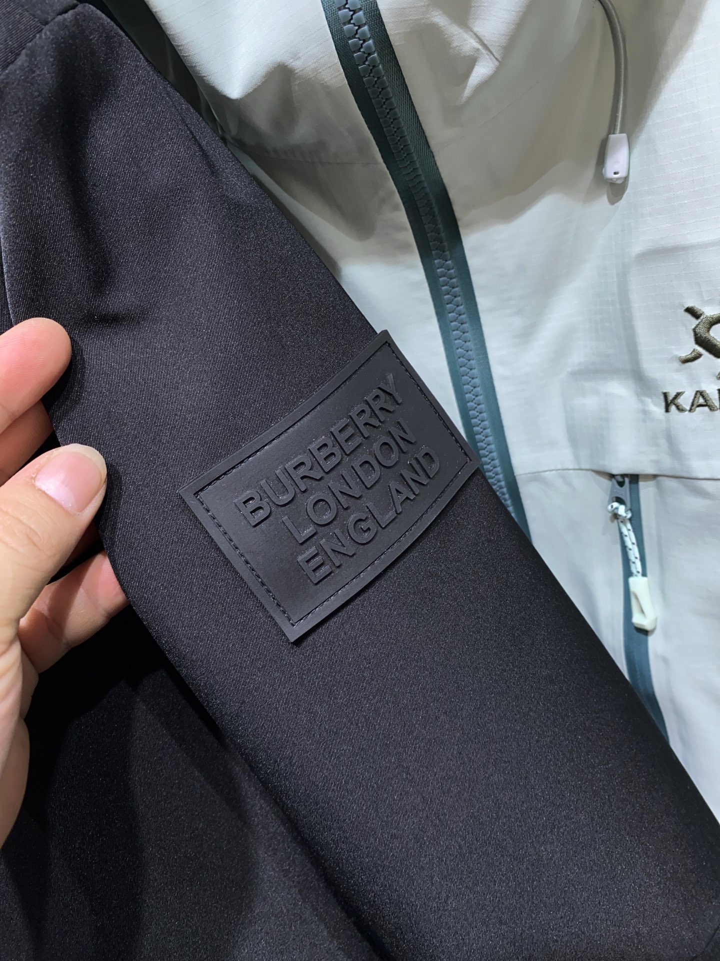 25FW秋冬Bur 户外系列专属标识羽绒服 中长款、亮眼的色泽搭配加上精工裁剪的造型让廓型感更为称心如意