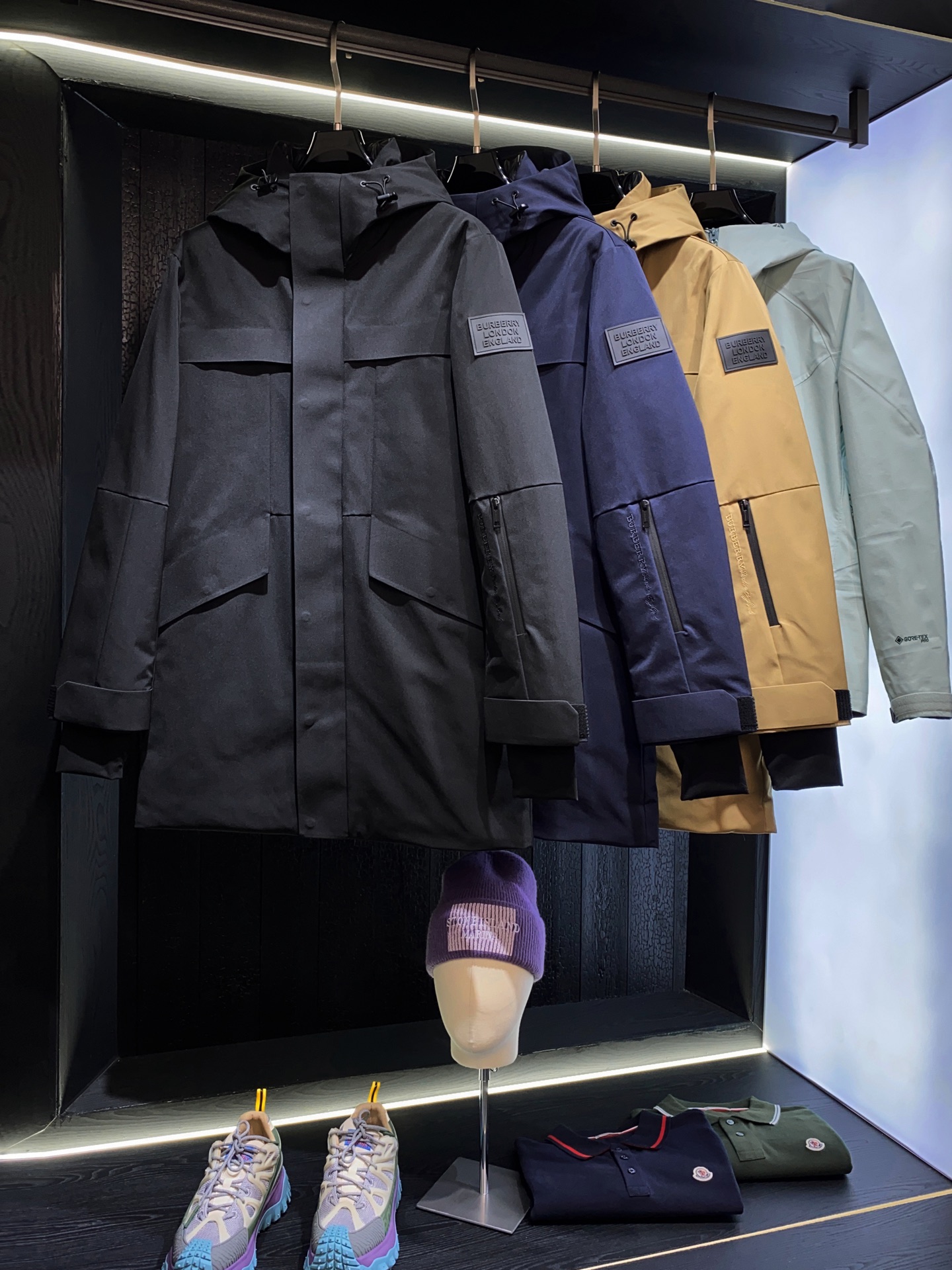 25FW秋冬Bur 户外系列专属标识羽绒服 中长款、亮眼的色泽搭配加上精工裁剪的造型让廓型感更为称心如意