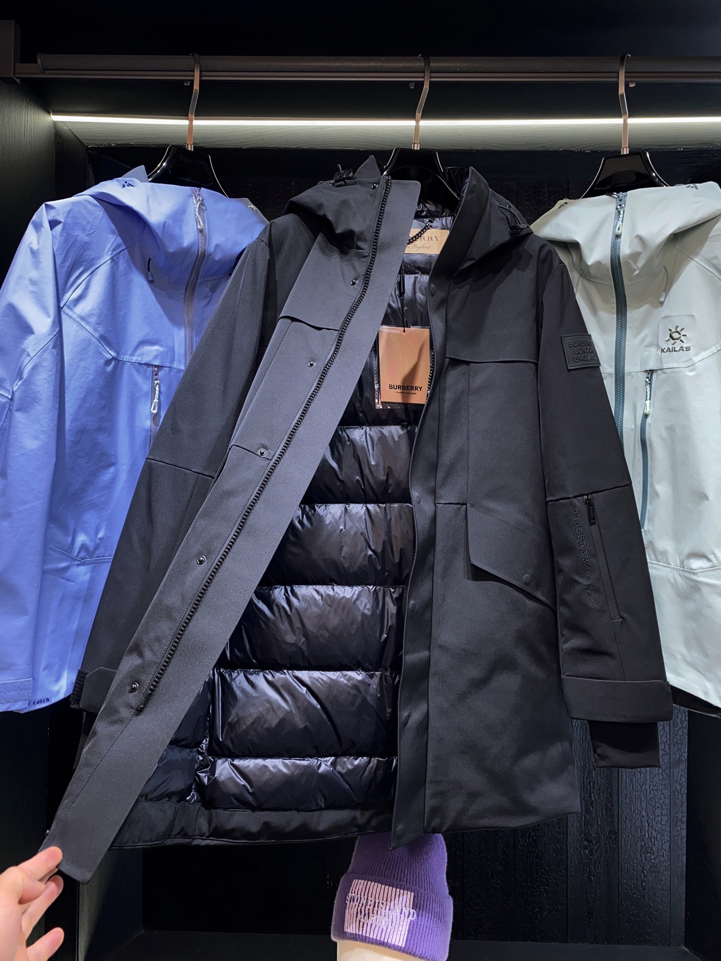 25FW秋冬Bur 户外系列专属标识羽绒服 中长款、亮眼的色泽搭配加上精工裁剪的造型让廓型感更为称心如意