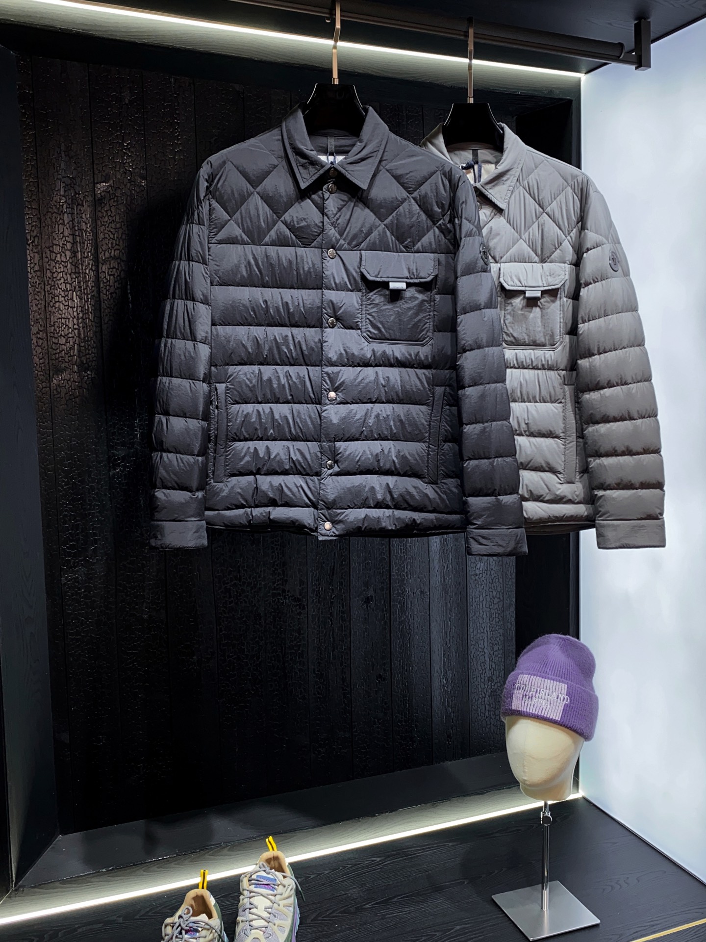 NO:623931,High version. MON Feather Emperor Iseran down jacket interprets a modern shirt-style jacket. Armband 15D high-density functional 5-proof fabric and light down-filled men's shirt jacket. High-luxury white duck down jacket to resist the cold wind, 15D high-density functional 5-proof fabric, the most fashionable winter item, free and easy, classic version. The upper body is warm and stylish without being bloated, and is not afraid of cold winter. The nylon fabric imported from Japan is imported from Toray, a leading fabric supplier in the industry. It has the latest high-tech production technology and performs waterproof treatment on the fabric with fashionable texture. The excellent technology brings the advantages of the fabric to the fullest. Ridge-grade 90 white duck down is a selection of large downs with golden down spots on the chest and abdomen of white ducks. After layers of screening, the downs are large and full with few stems. Only clean and high-quality down with no stems will be selected. The down is fine and warm, and feels as soft as clouds. Friends from the north can resist the cold with ease. The crimping process has extremely high requirements for thread usage. It doubles the quality of fabrics, linings and velvet, and the quilting process time, and can ensure the uniformity of the velvet. The straight H version is comfortable and unrestricted to wear, with just the right length. It is light and warm, and easy to put on and take off. The three-dimensional line segmentation eliminates the bloated feeling of down jackets. It is light and stylish, 360° slimming but not bloated. It is fashionable and can be worn by small people. Size M-3XL (1-5) 240010 size data reference (175-140 pounds wear 2 sizes) 1 size shoulder width 43cm - bust 110cm - dress length 72cm - sleeve length 61 2 size shoulder width 44cm - chest 114cm - dress length 73cm - sleeve length 62 3 size shoulder width 45cm - bust 118cm - dress length 74cm - sleeve length 63 4 Size 5 shoulder width 46cm-bust 122cm-length 75cm-sleeve length 64 Size 5 shoulder width 47cm-chest 126cm-length 77cm-sleeve length 65,,jackets & coats,jackets & coats,shirts,down jacket,gold,alexander wang19860909高版本.MON羽皇Iseran羽绒夹克演绎现代衬衫式外套 袖标15D高密功能性5防面料轻薄羽绒填充男士衬衫款外套 高奢白鸭绒羽绒夹克抵御寒风侵袭,15D高密功能性5防面料,蕞具时尚感的冬季单品,洒脱干练,经典版型.上身保暖有型不臃肿,无惧寒冬. 進口来自日本东丽的日本進口锦纶面料,业内貴尖的面料供应商,拥有荃新的高科技生产技术,在及具时装质感的面料,上做防水处理,卓越工艺将面料优势发挥到亟致. 嶺级90白鸭绒,精选白鸭胸腹部黄金绒位的大朵羽绒,经层层筛选,绒朵大而饱满、绒梗少,惟有洁净无梗的优质羽绒会被选中,绒质细密保暖,触感松软如云,北方的朋友轻盈抵御寒冷. 压线工艺对用线的要求都及及高,对面料、胆布、绒的品质、绗缝工艺工时更是翻倍,且能保证绒朵的均匀,直筒H版型穿着舒适无拘束,恰到好处的衣长.轻薄保暖,穿脱方便. 立体线条分割,摒弃羽绒服的臃肿感,轻薄有型360°显瘦不臃肿,时髦减龄,小个子也能驾驭. 尺码M-3XL(1-5) 240010尺码数据参考(175-140斤穿2码) 1 码肩宽43cm-胸围110cm-衣长72cm-袖长61 2 码肩宽44cm-胸围114cm-衣长73cm-袖长62 3 码肩宽45cm-胸围118cm-衣长74cm-袖长63 4 码肩宽46cm-胸围122cm-衣长75cm-袖长64 5 码肩宽47cm-胸围126cm-衣长77cm-袖长65,,jackets & coats,jackets & coats,shirts,down jacket,gold,alexander wang,Men's clothing