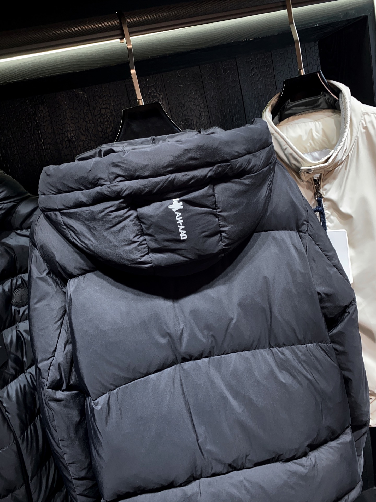 MONCLER GRENOBLE Mandres男士短款羽绒夹克外套Mandres羽绒夹克采用longu