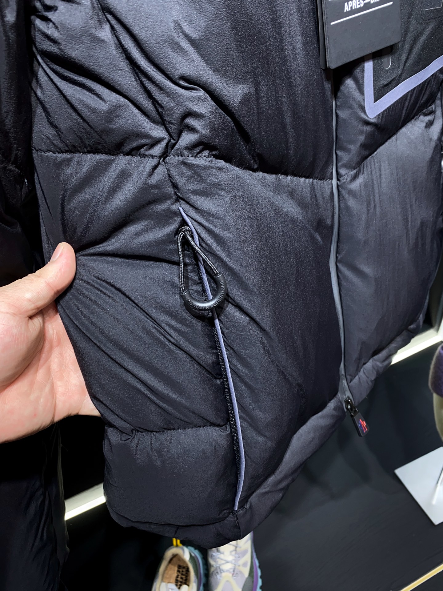 MONCLER GRENOBLE Mandres男士短款羽绒夹克外套Mandres羽绒夹克采用longu