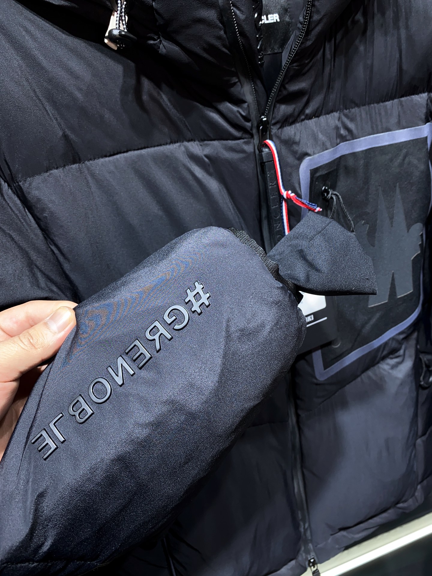 MONCLER GRENOBLE Mandres男士短款羽绒夹克外套Mandres羽绒夹克采用longu