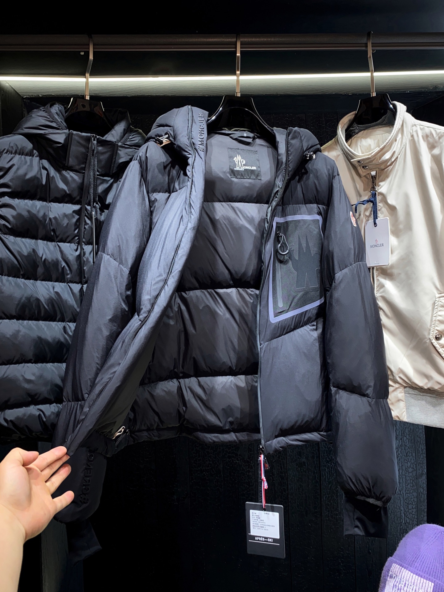 MONCLER GRENOBLE Mandres男士短款羽绒夹克外套Mandres羽绒夹克采用longu