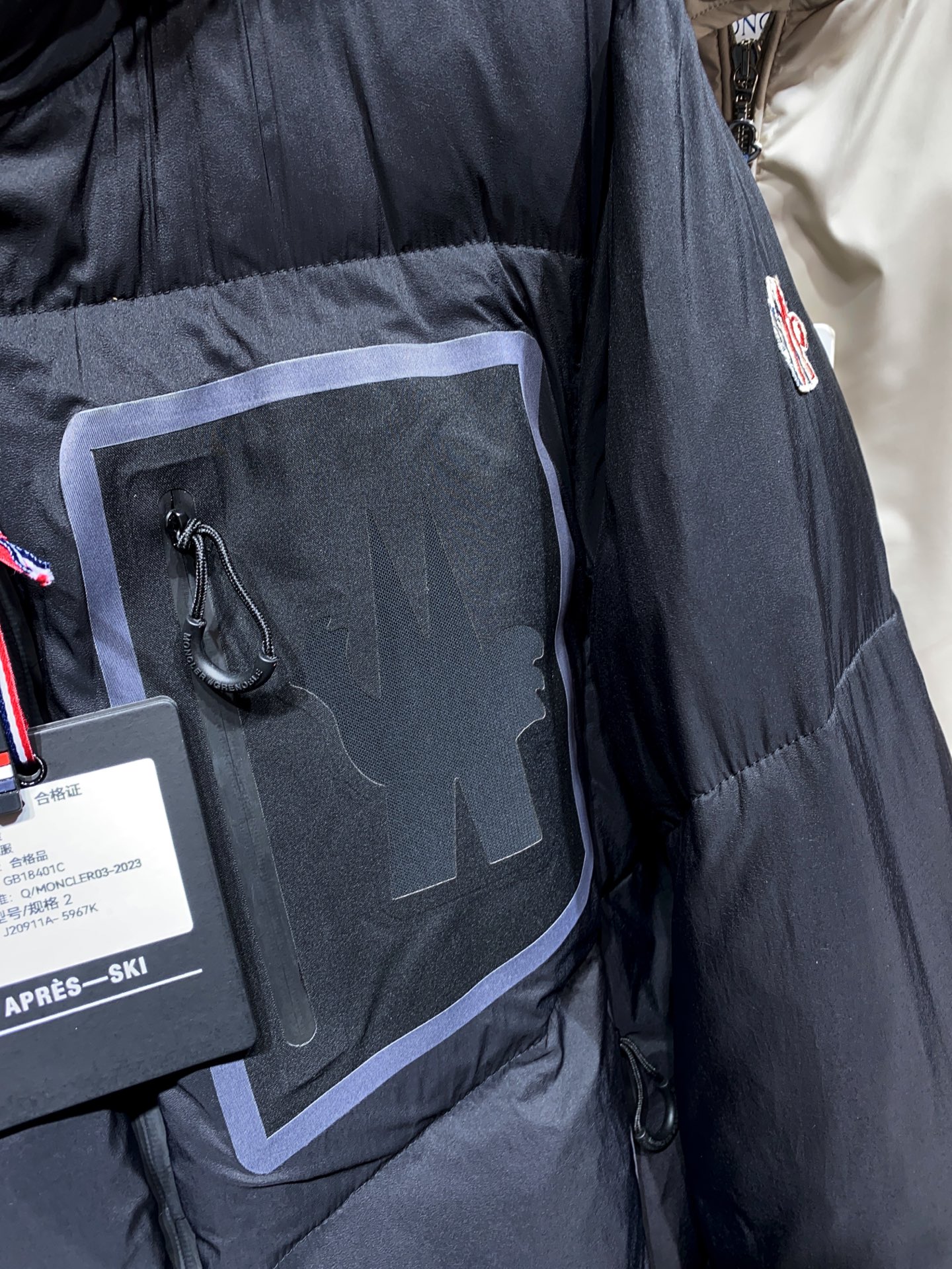 MONCLER GRENOBLE Mandres男士短款羽绒夹克外套Mandres羽绒夹克采用longu