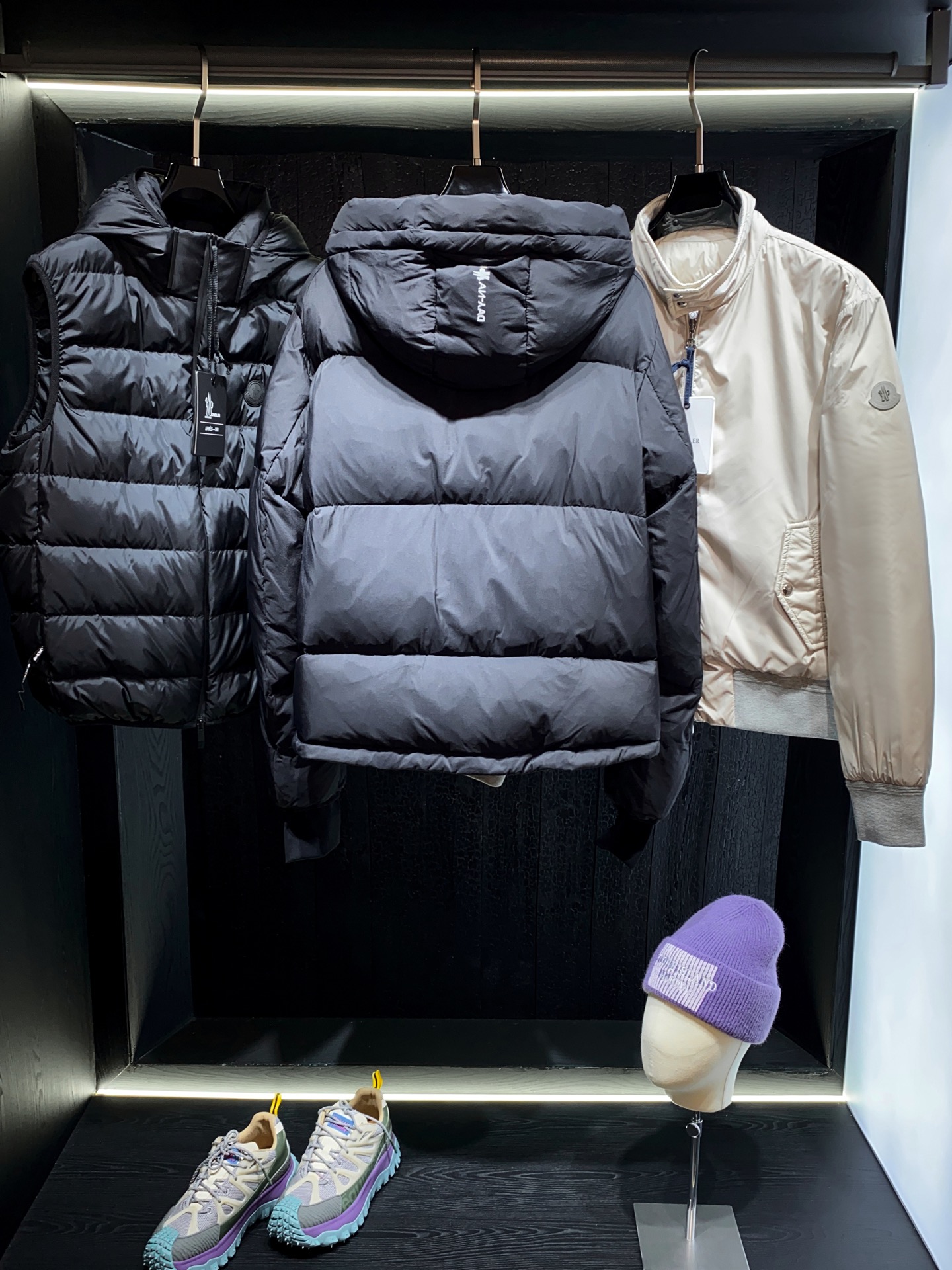 MONCLER GRENOBLE Mandres男士短款羽绒夹克外套Mandres羽绒夹克采用longu