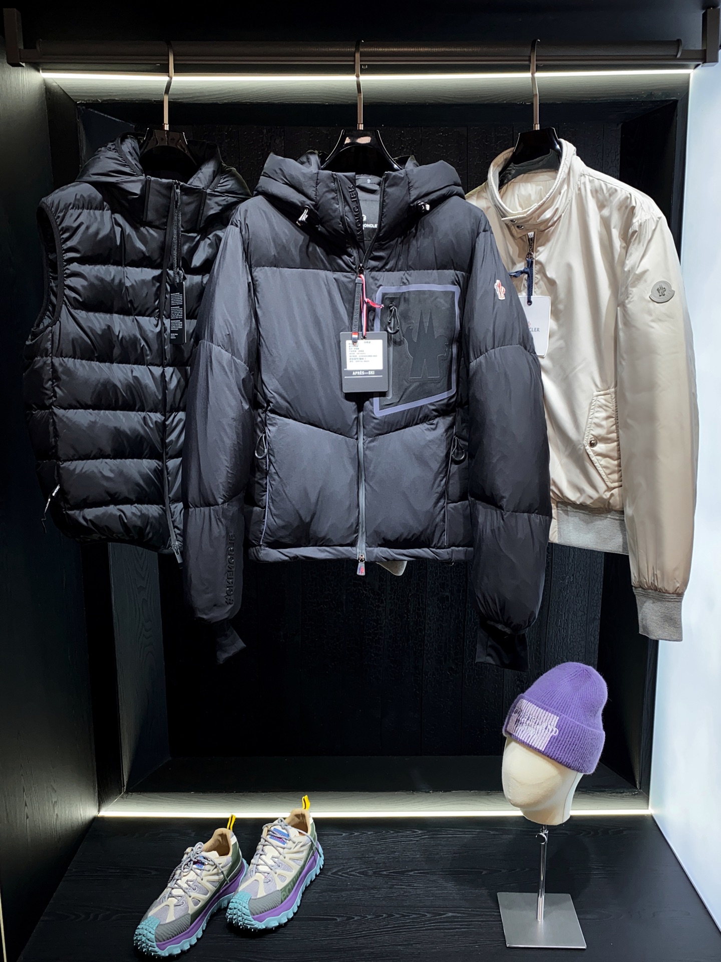 MONCLER GRENOBLE Mandres男士短款羽绒夹克外套Mandres羽绒夹克采用longu