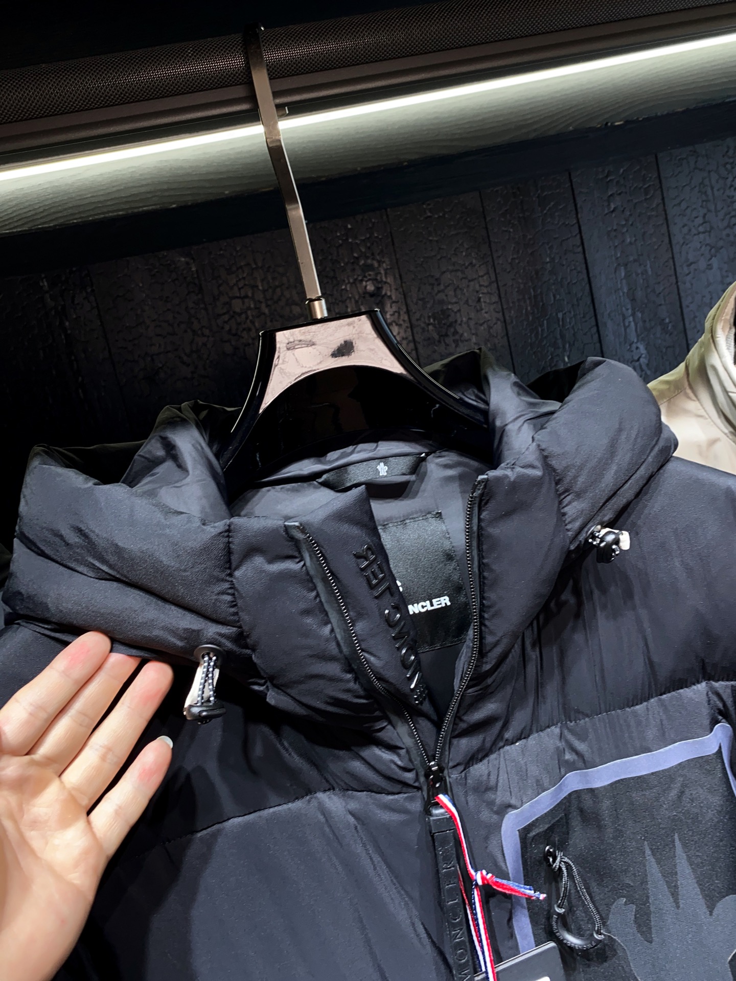 MONCLER GRENOBLE Mandres男士短款羽绒夹克外套Mandres羽绒夹克采用longu