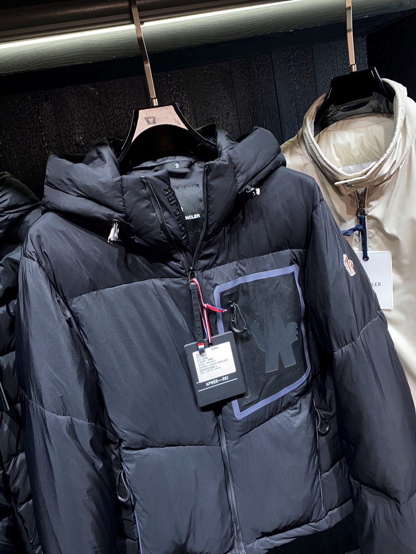 MONCLER GRENOBLE Mandres男士短款羽绒夹克外套Mandres羽绒夹克采用longu