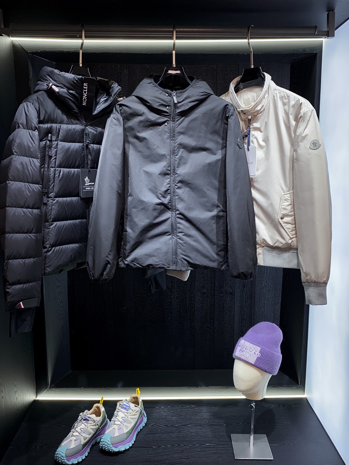 MON 新品，Polset短款羽绒夹克以90年代的简约风格为灵感，具有简洁的流线型廓形设计。采用尼龙面料
