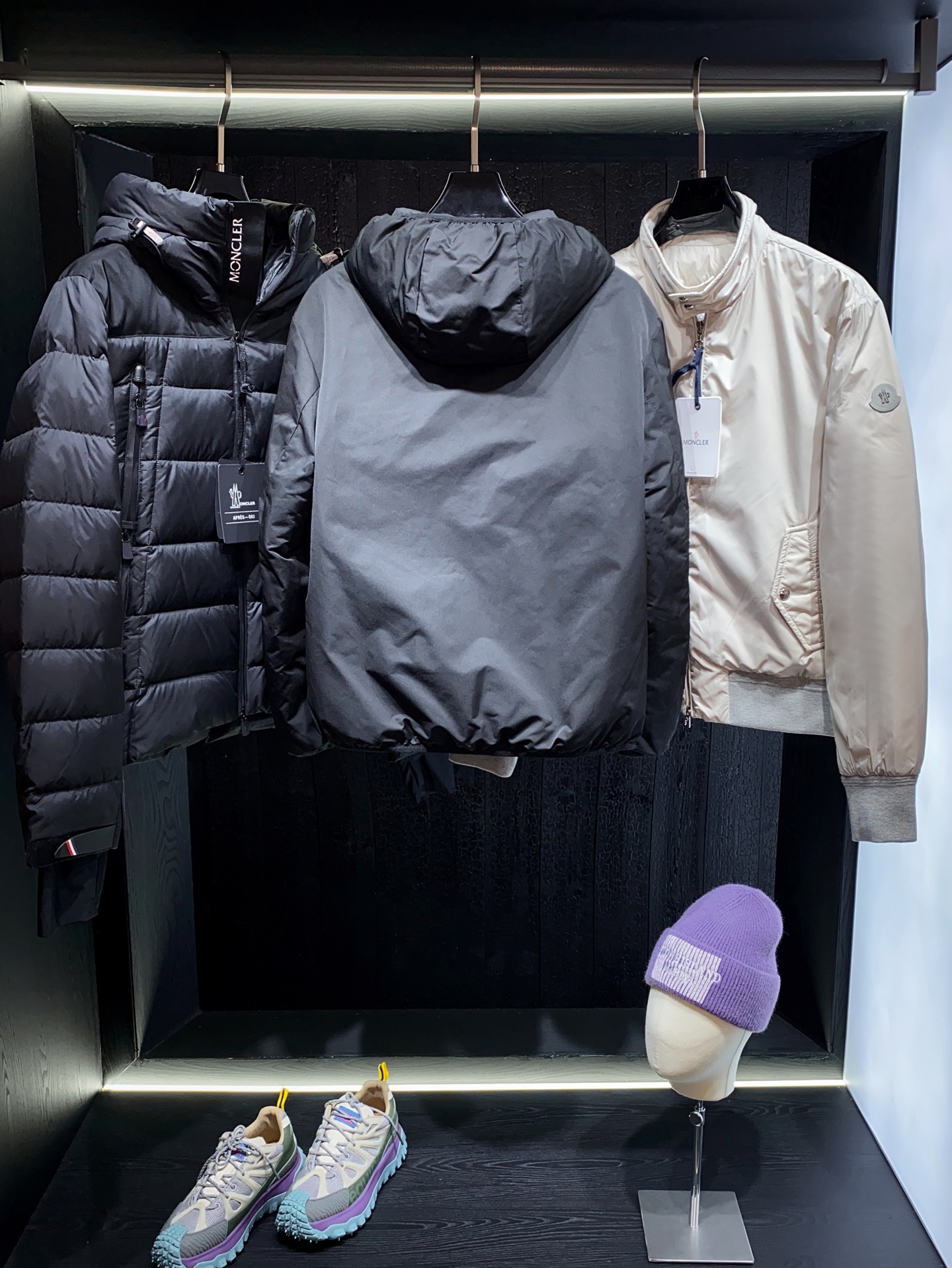 MON 新品，Polset短款羽绒夹克以90年代的简约风格为灵感，具有简洁的流线型廓形设计。采用尼龙面料