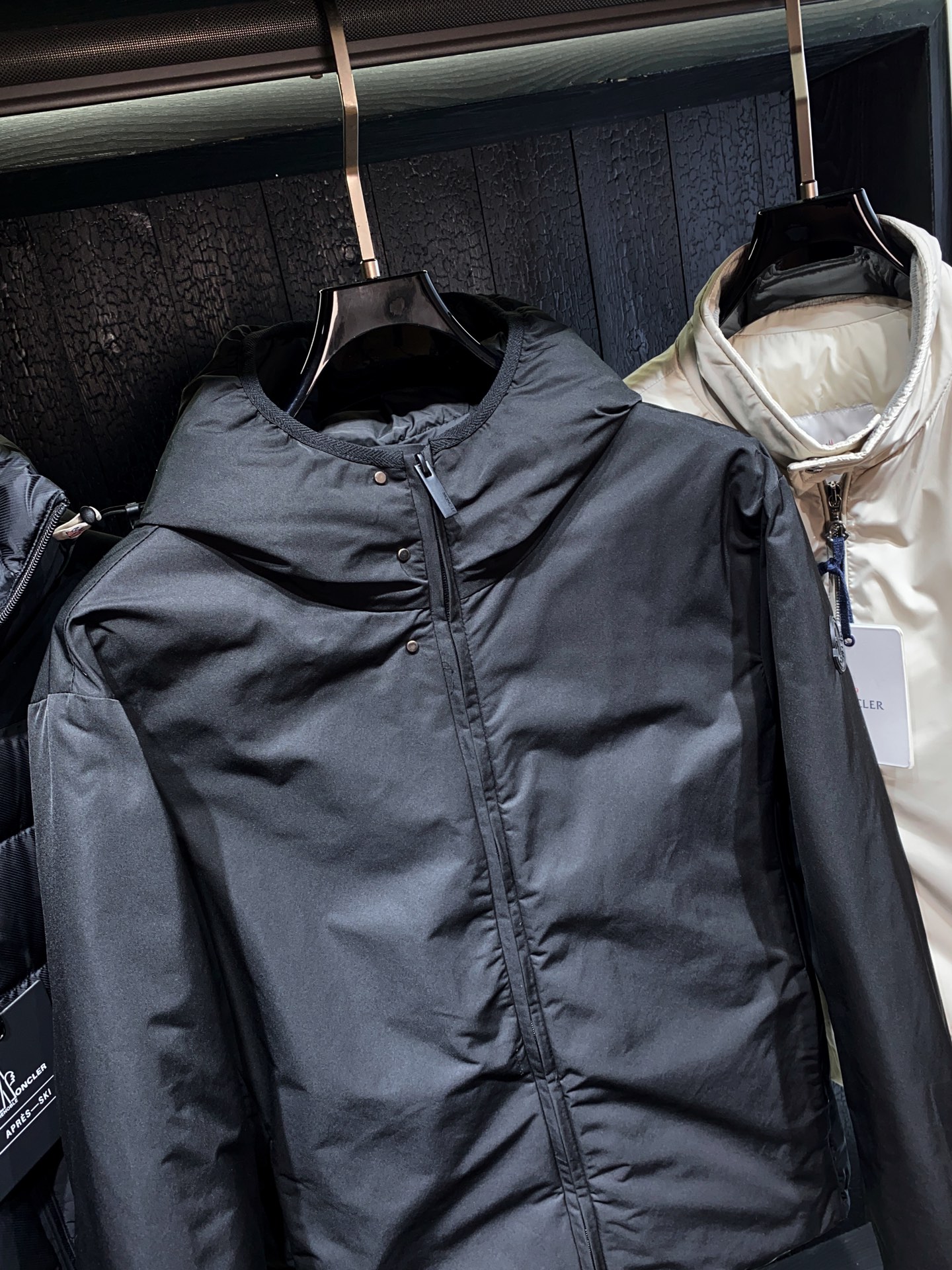 MON 新品，Polset短款羽绒夹克以90年代的简约风格为灵感，具有简洁的流线型廓形设计。采用尼龙面料