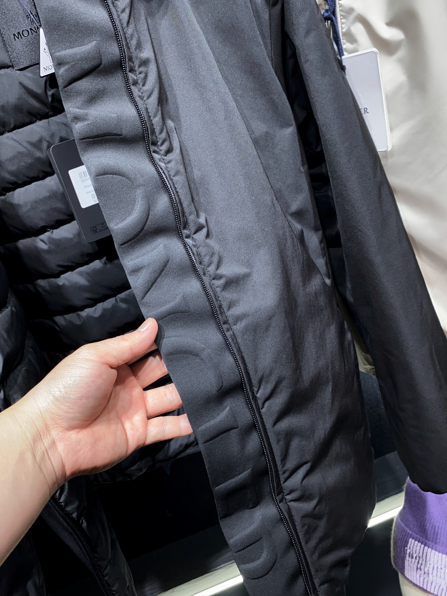 MON 新品，Polset短款羽绒夹克以90年代的简约风格为灵感，具有简洁的流线型廓形设计。采用尼龙面料