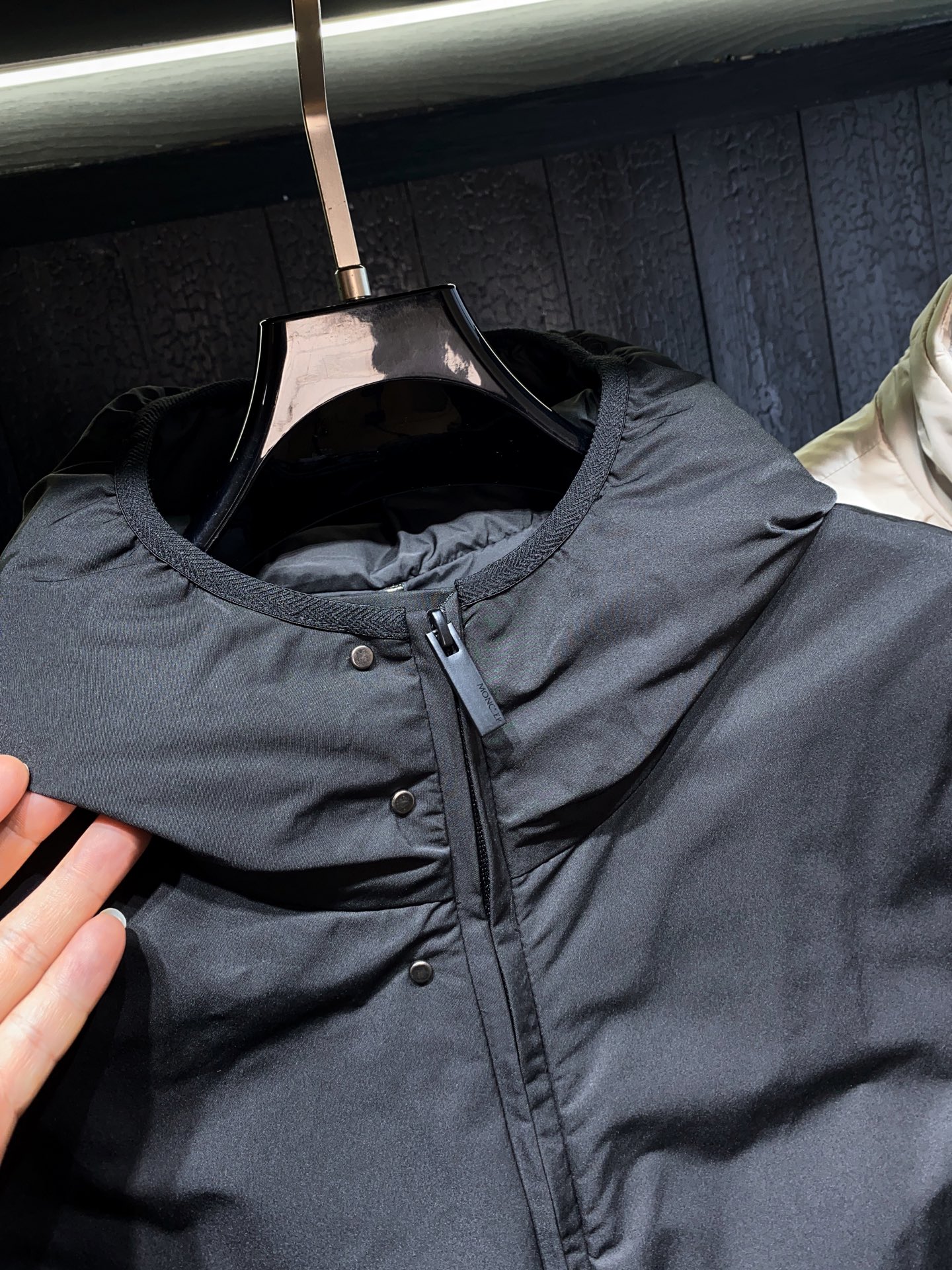 MON 新品，Polset短款羽绒夹克以90年代的简约风格为灵感，具有简洁的流线型廓形设计。采用尼龙面料