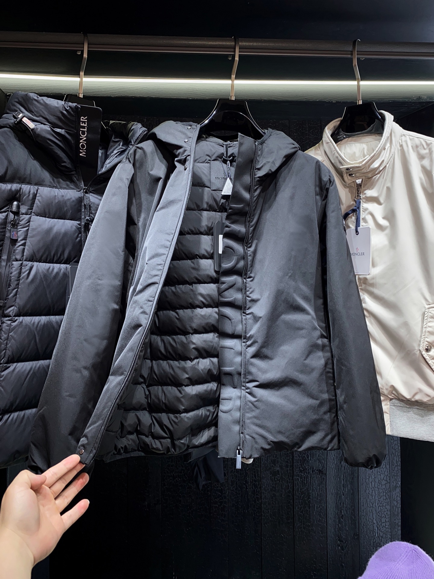 MON 新品，Polset短款羽绒夹克以90年代的简约风格为灵感，具有简洁的流线型廓形设计。采用尼龙面料