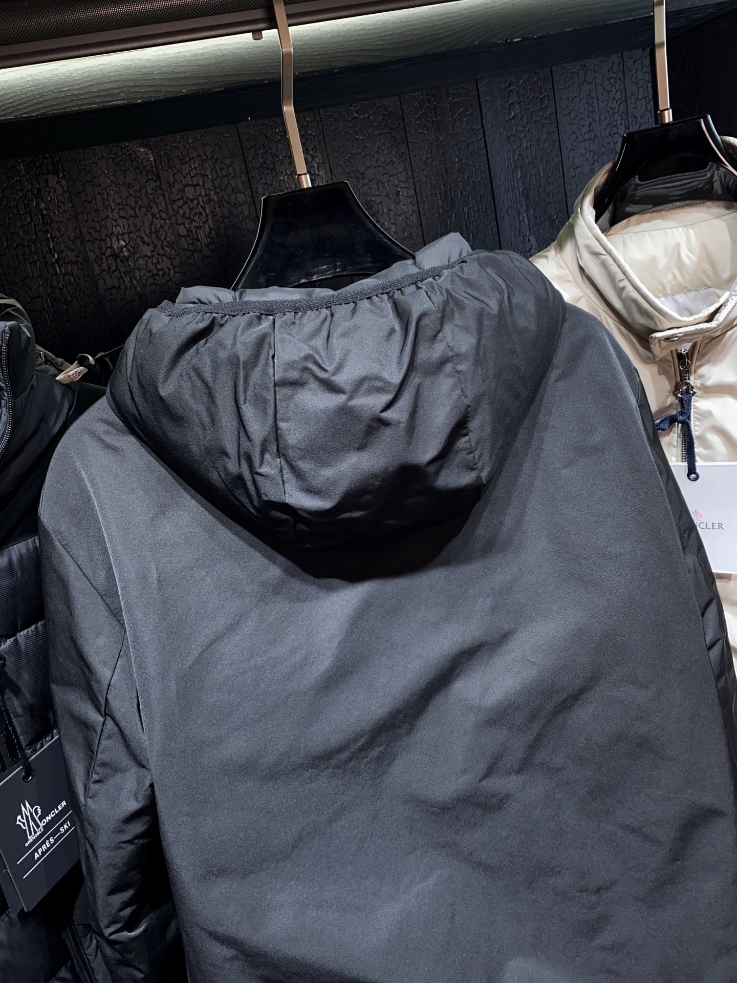 MON 新品，Polset短款羽绒夹克以90年代的简约风格为灵感，具有简洁的流线型廓形设计。采用尼龙面料