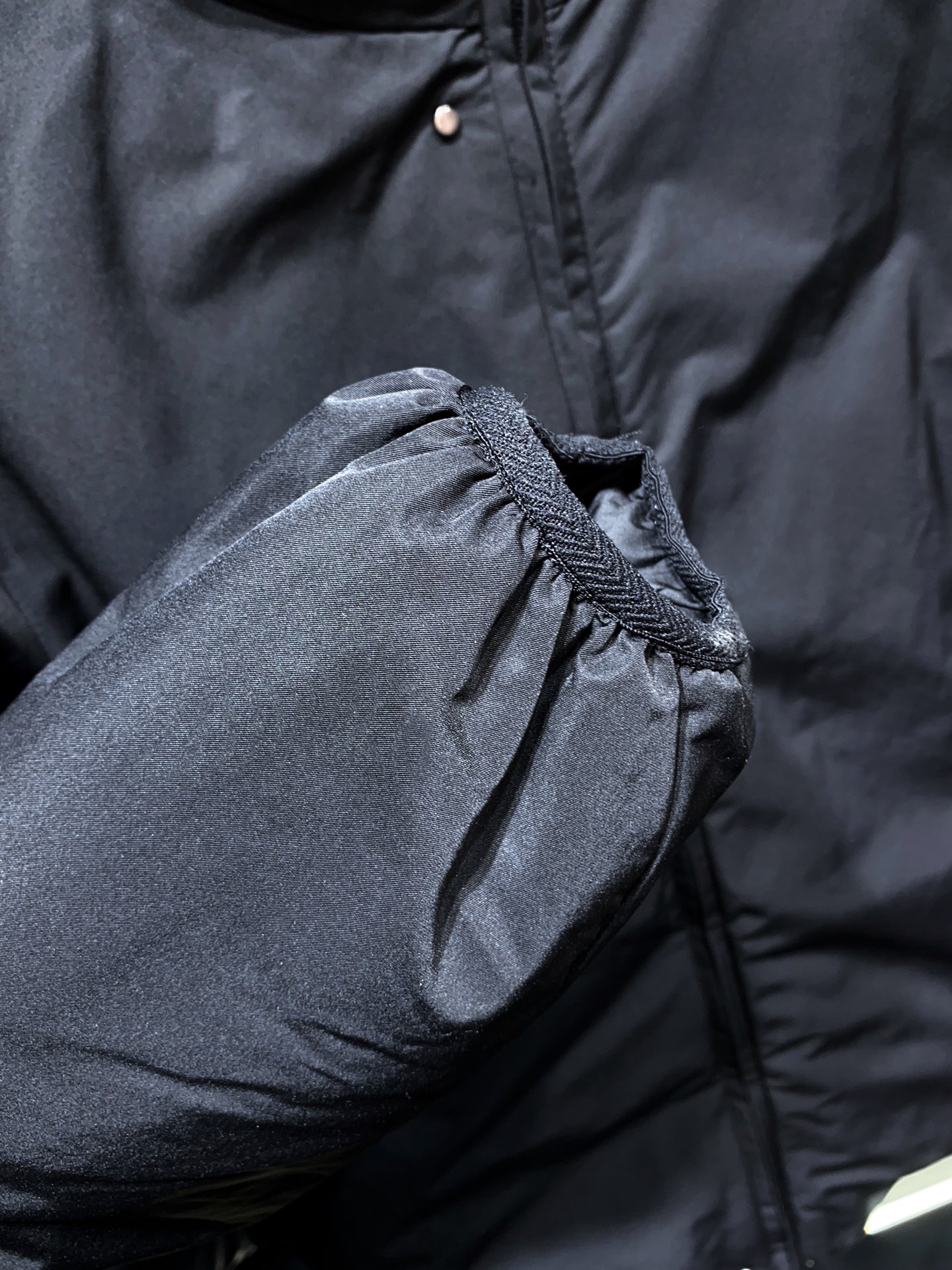 MON 新品，Polset短款羽绒夹克以90年代的简约风格为灵感，具有简洁的流线型廓形设计。采用尼龙面料