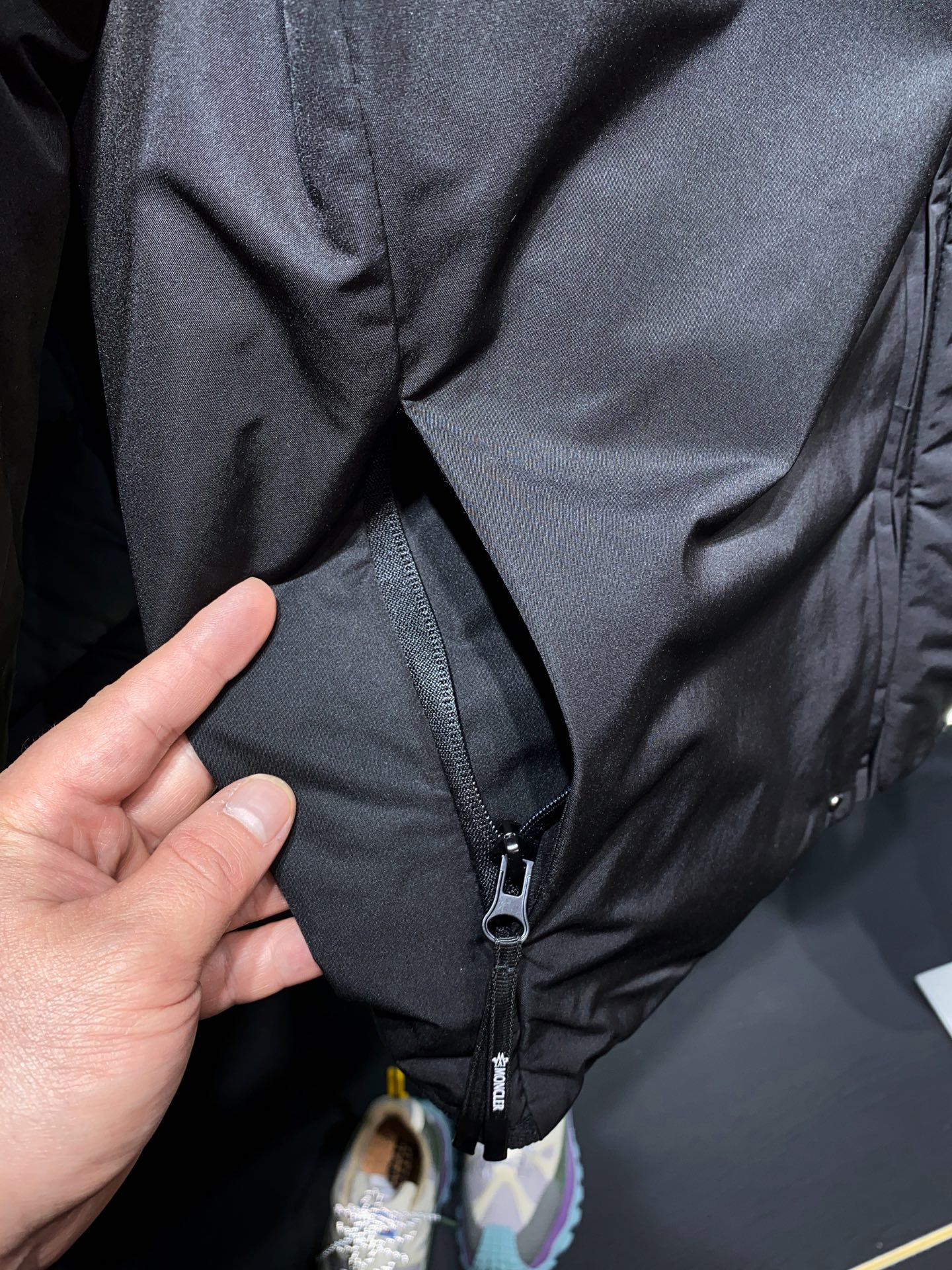 MON 新品，Polset短款羽绒夹克以90年代的简约风格为灵感，具有简洁的流线型廓形设计。采用尼龙面料