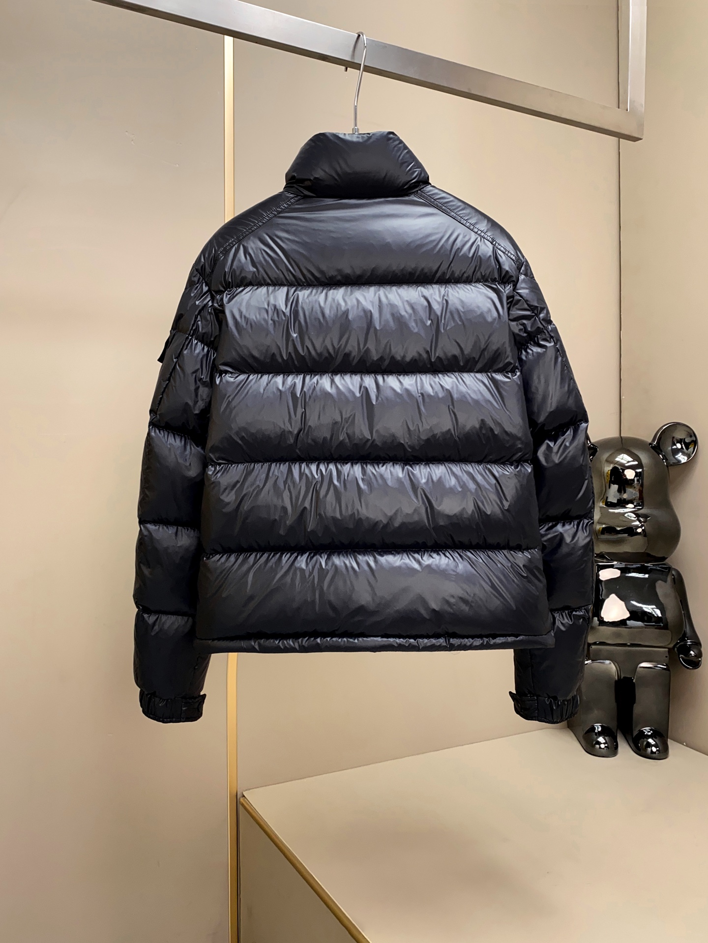 MON25SS新品Levitha男士短款羽绒夹克外套。其设计理念和工艺细节彰显了高端户外服饰的精髓。外套