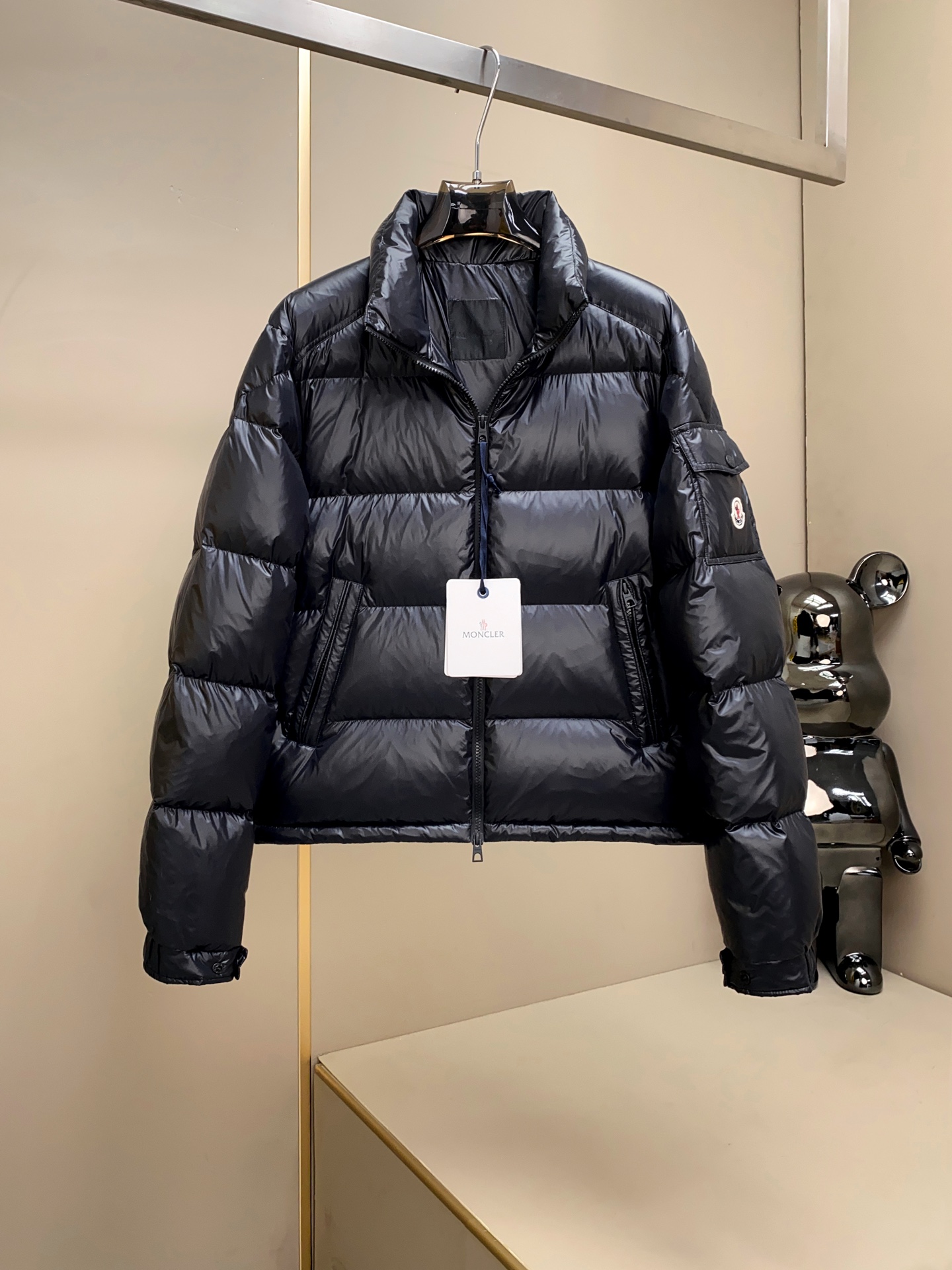 MON25SS新品Levitha男士短款羽绒夹克外套。其设计理念和工艺细节彰显了高端户外服饰的精髓。外套