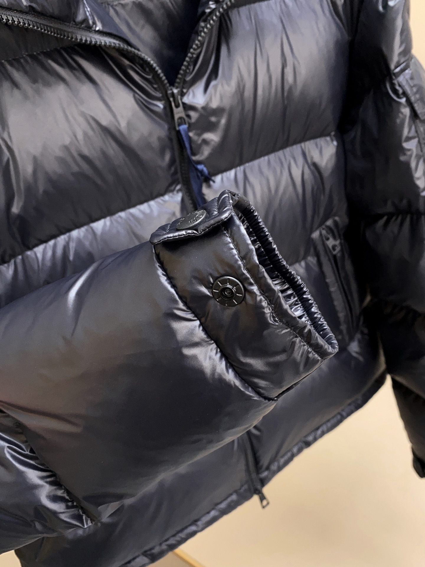 MON25SS新品Levitha男士短款羽绒夹克外套。其设计理念和工艺细节彰显了高端户外服饰的精髓。外套