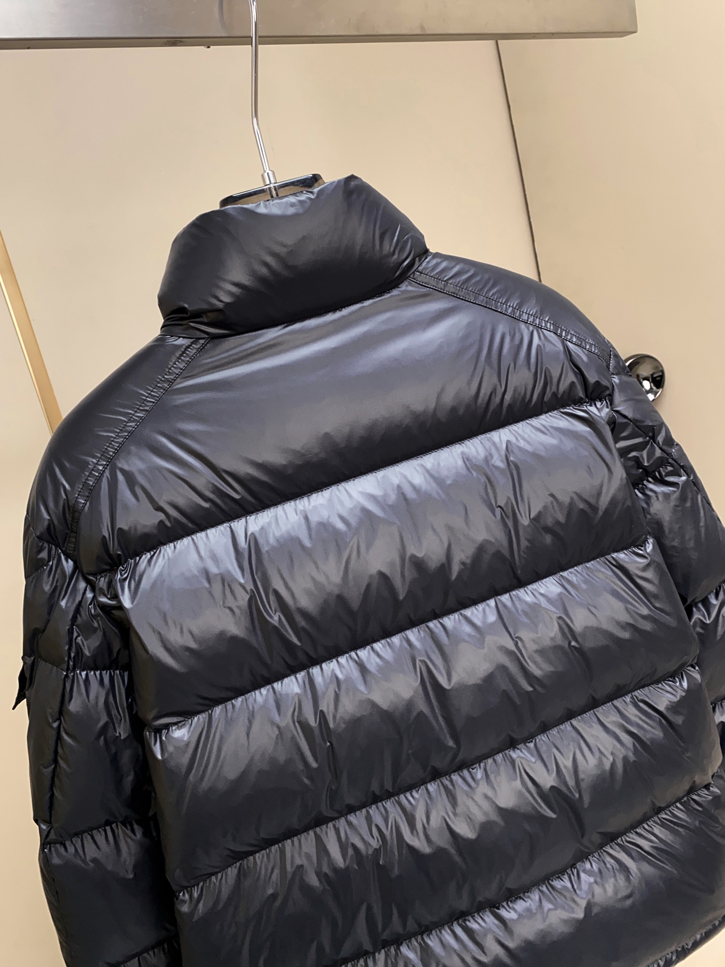 MON25SS新品Levitha男士短款羽绒夹克外套。其设计理念和工艺细节彰显了高端户外服饰的精髓。外套