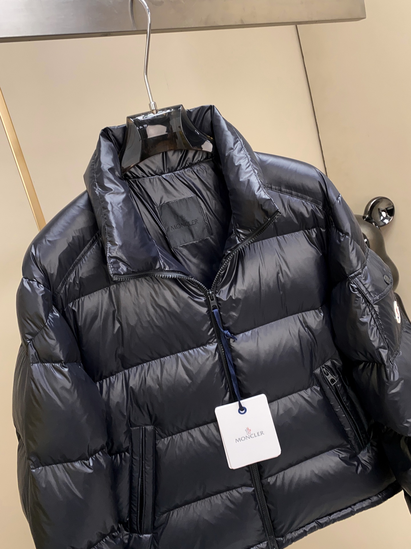 MON25SS新品Levitha男士短款羽绒夹克外套。其设计理念和工艺细节彰显了高端户外服饰的精髓。外套