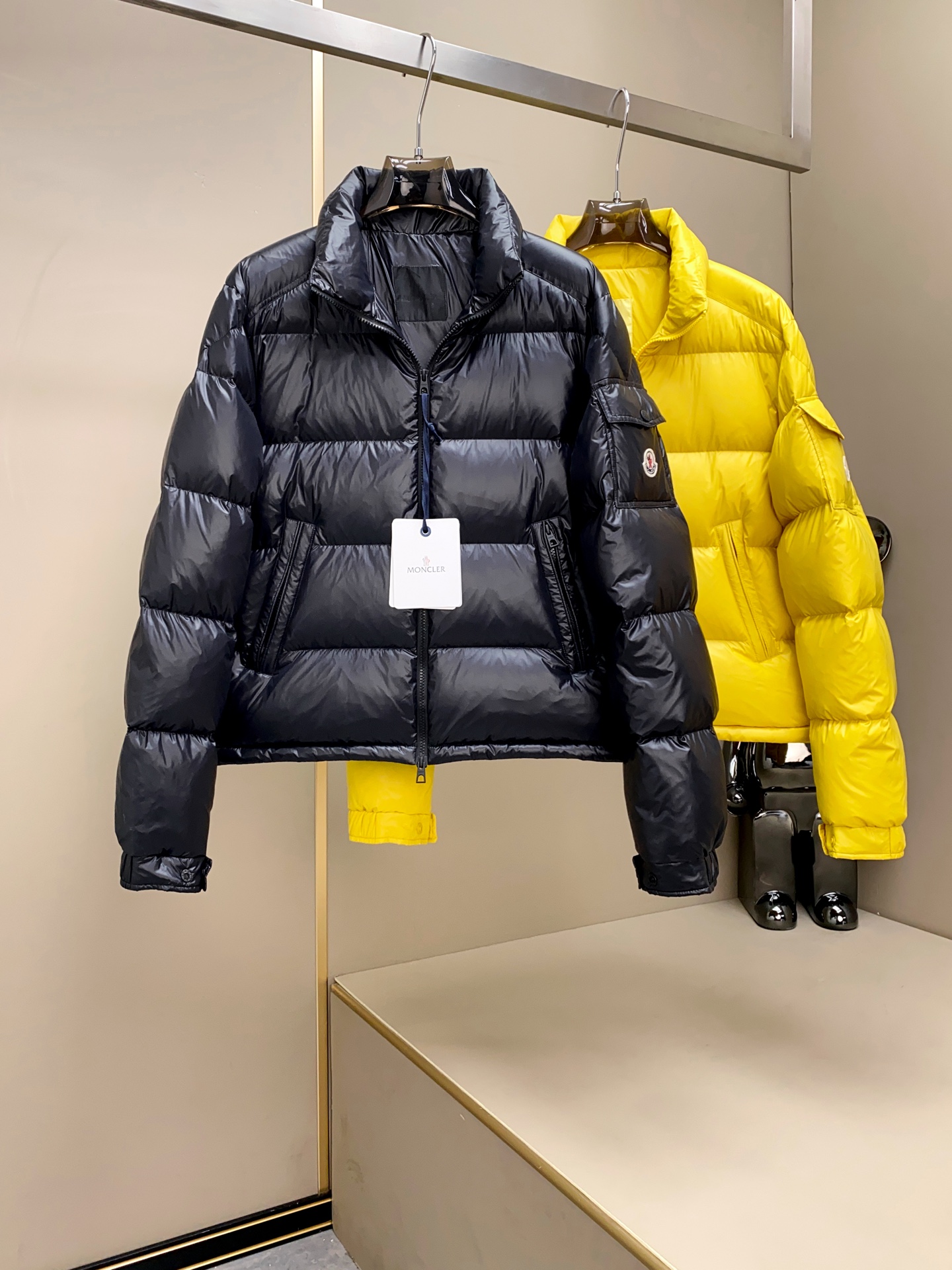 MON25SS新品Levitha男士短款羽绒夹克外套。其设计理念和工艺细节彰显了高端户外服饰的精髓。外套