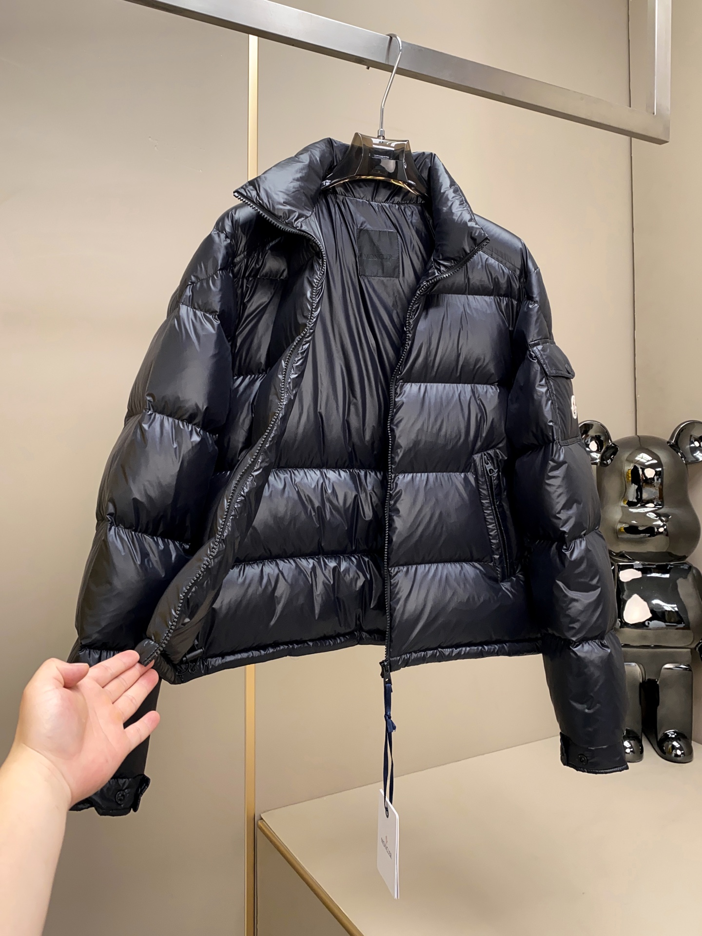 MON25SS新品Levitha男士短款羽绒夹克外套。其设计理念和工艺细节彰显了高端户外服饰的精髓。外套