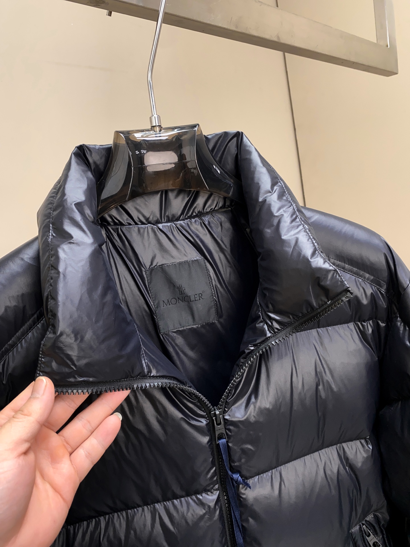 MON25SS新品Levitha男士短款羽绒夹克外套。其设计理念和工艺细节彰显了高端户外服饰的精髓。外套