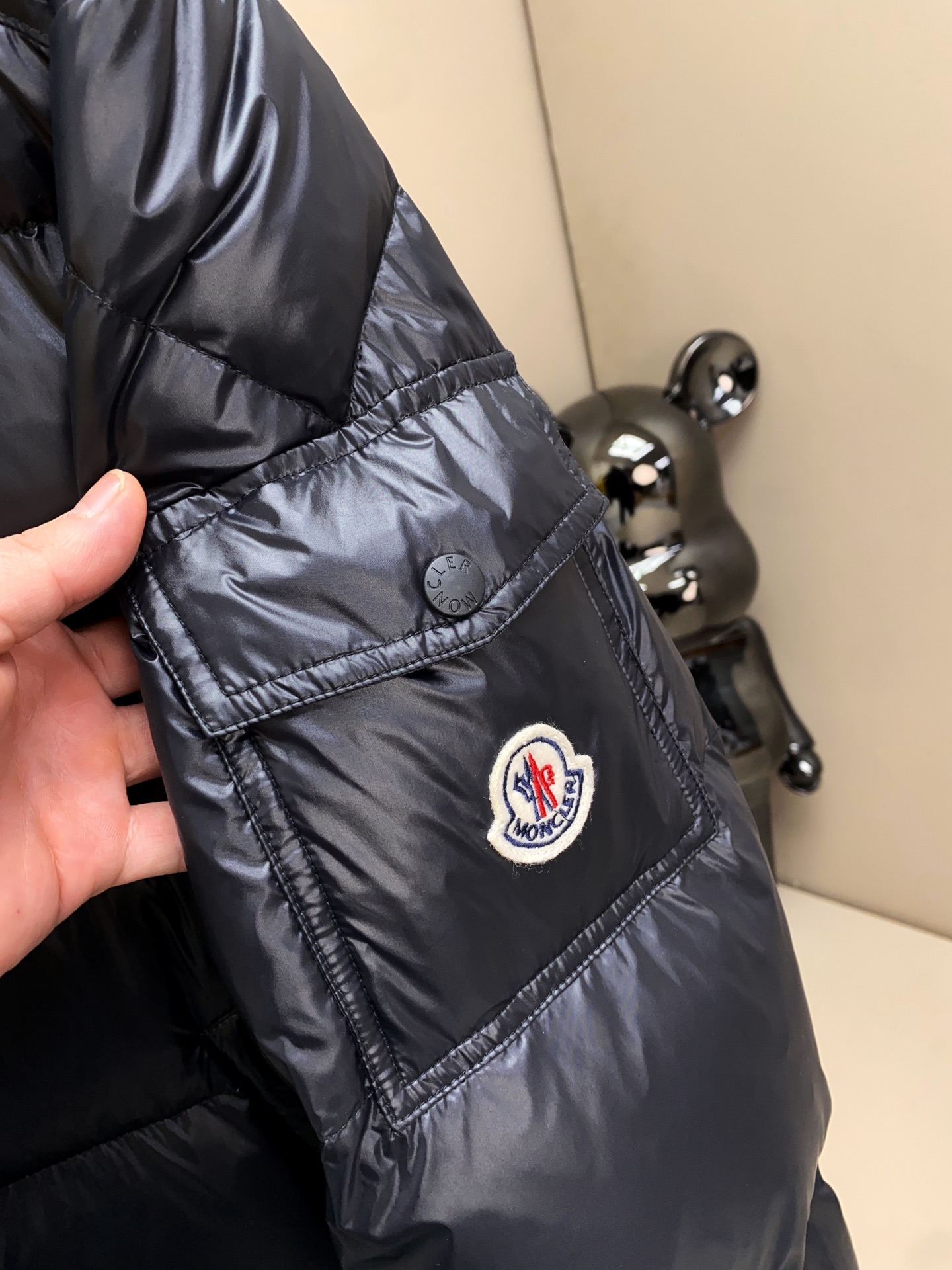 MON25SS新品Levitha男士短款羽绒夹克外套。其设计理念和工艺细节彰显了高端户外服饰的精髓。外套